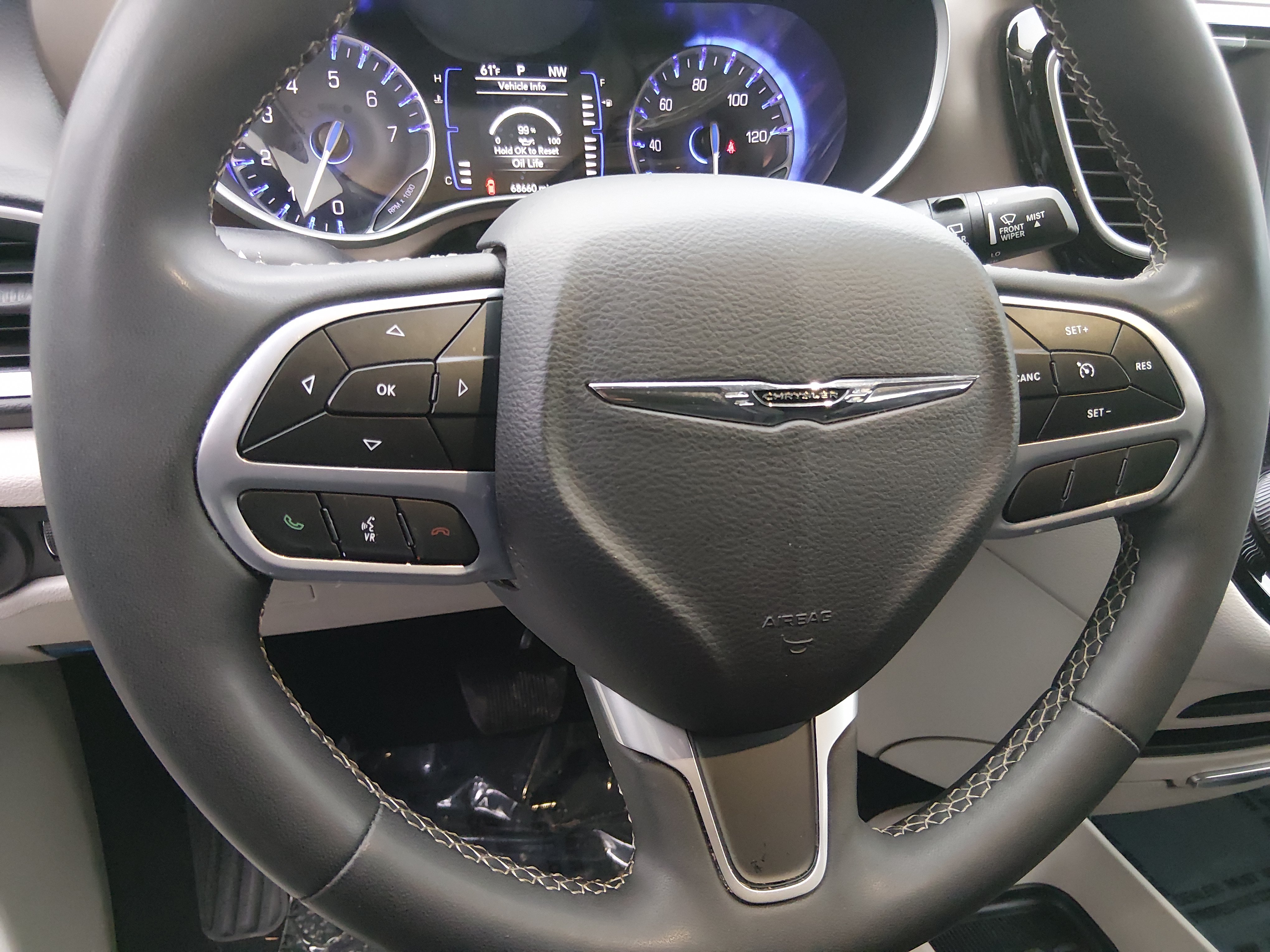 2023 Chrysler Voyager LX - Photo 12
