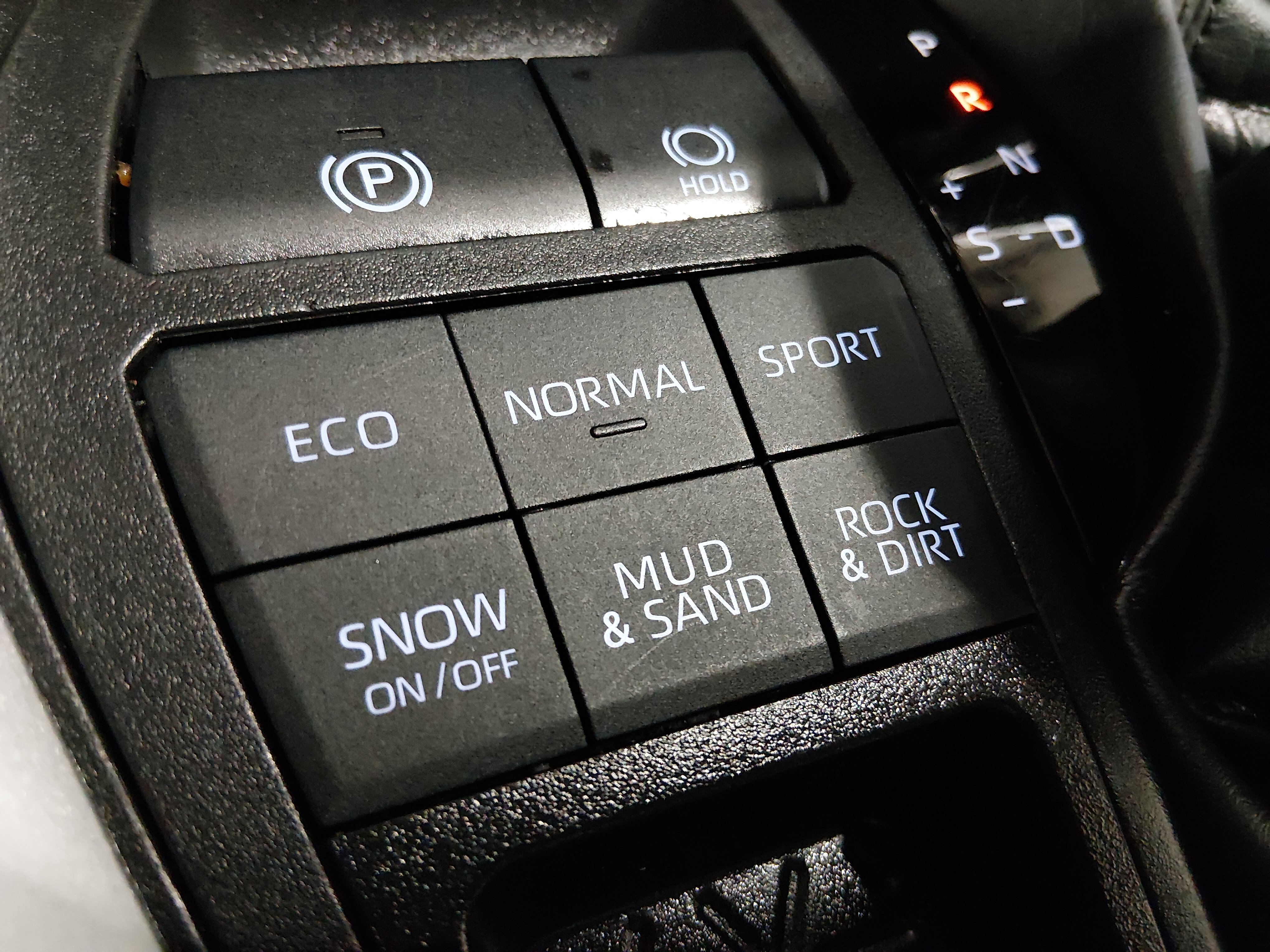 2025 Toyota RAV4 XLE - Photo 17