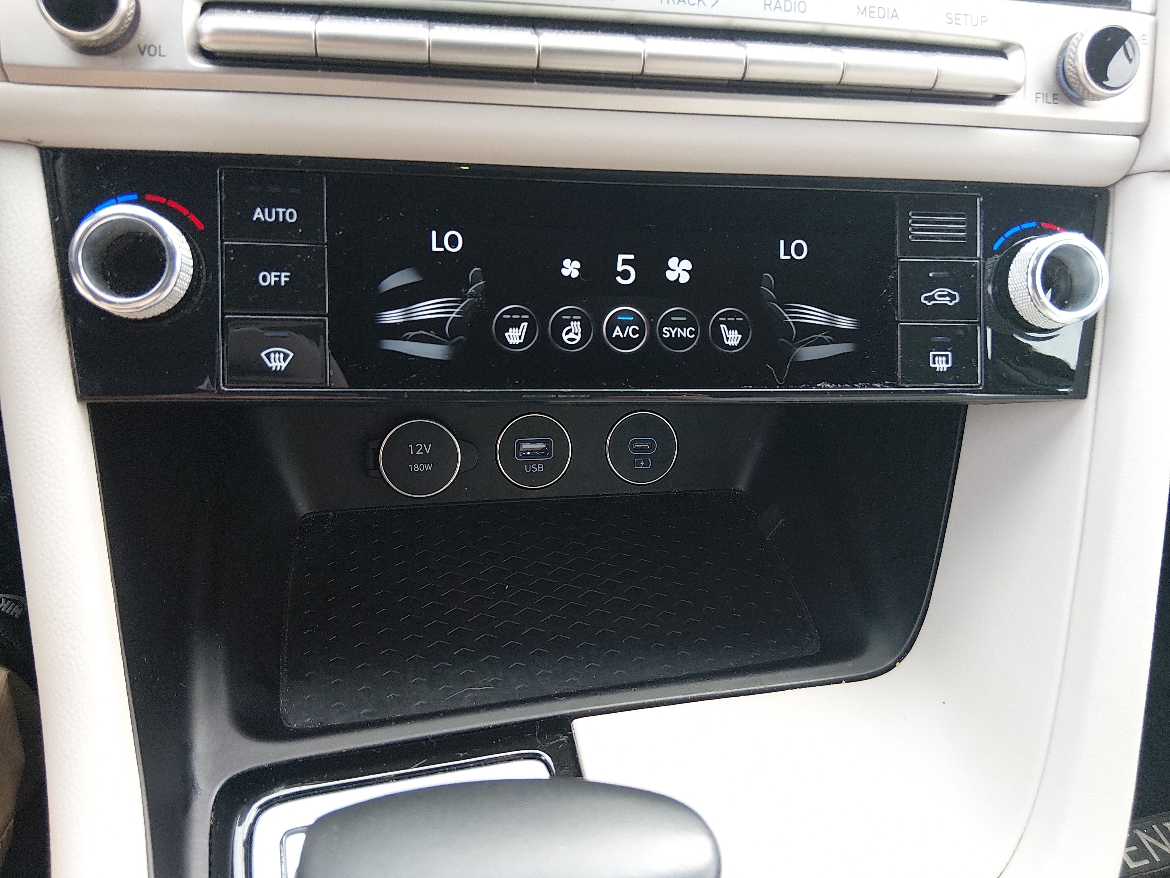 2025 GENESIS G70 Standard - Photo 13