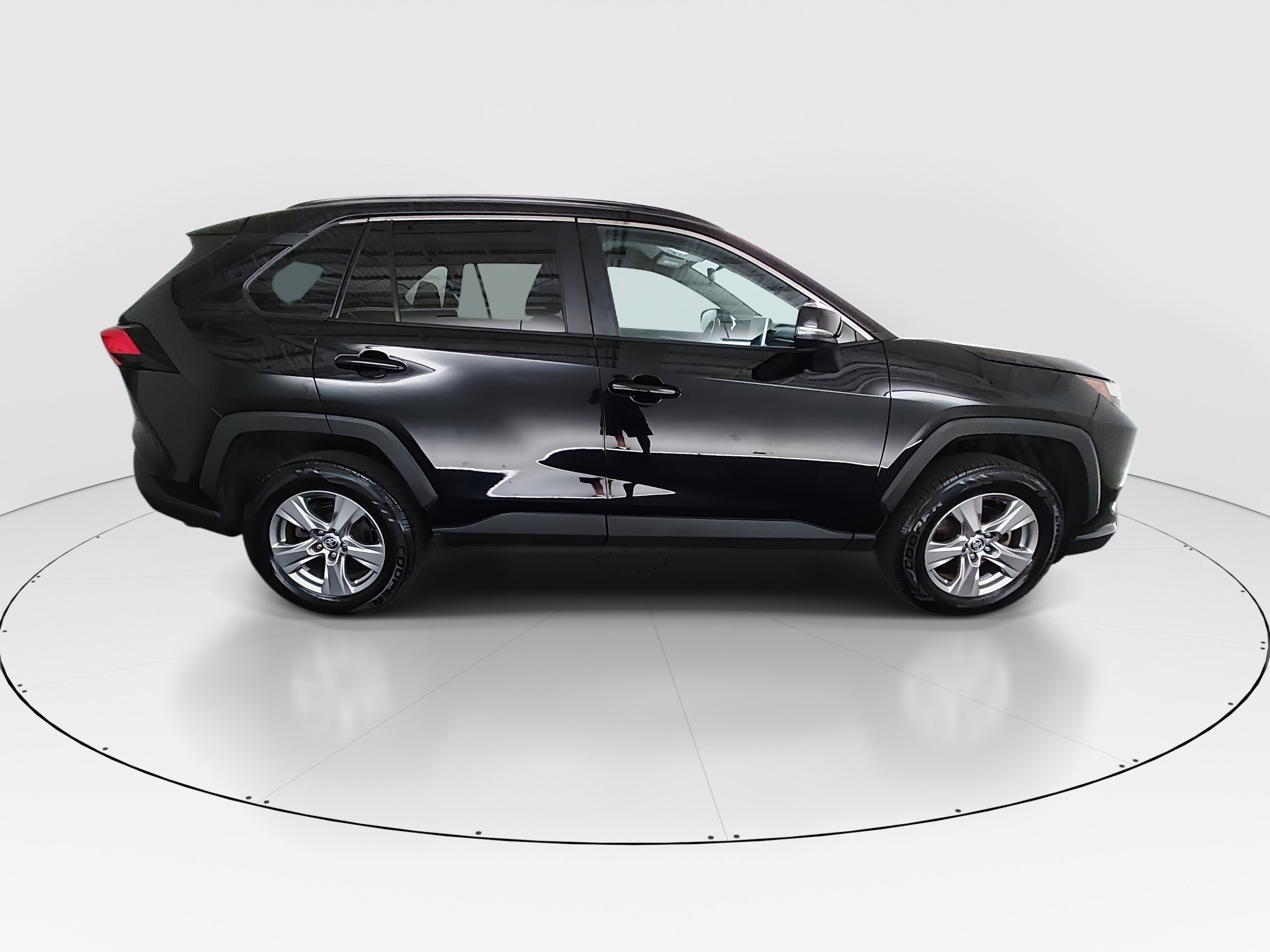 2023 Toyota RAV4 XLE - Photo 8