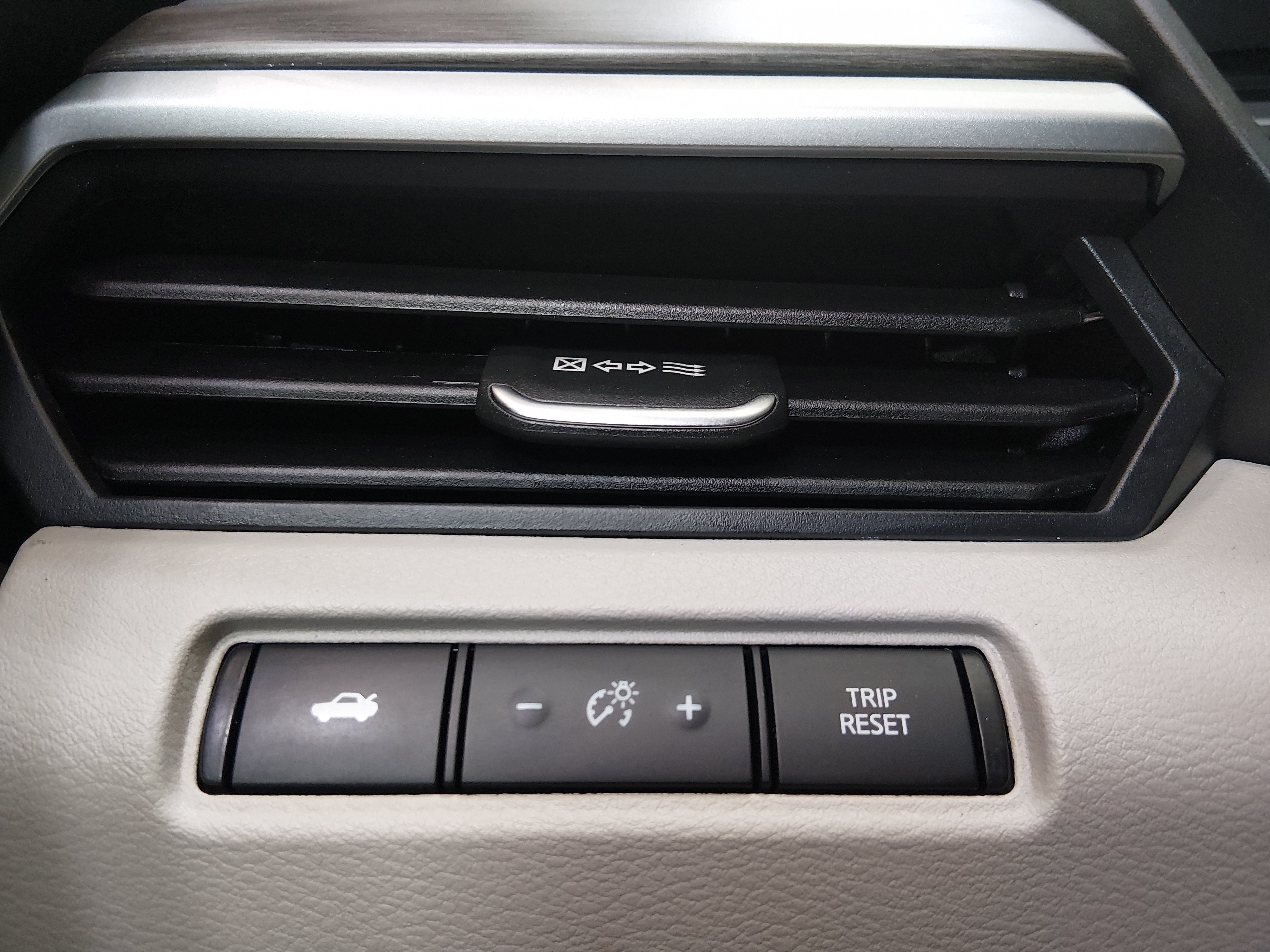 2025 Nissan Altima SV - Photo 18