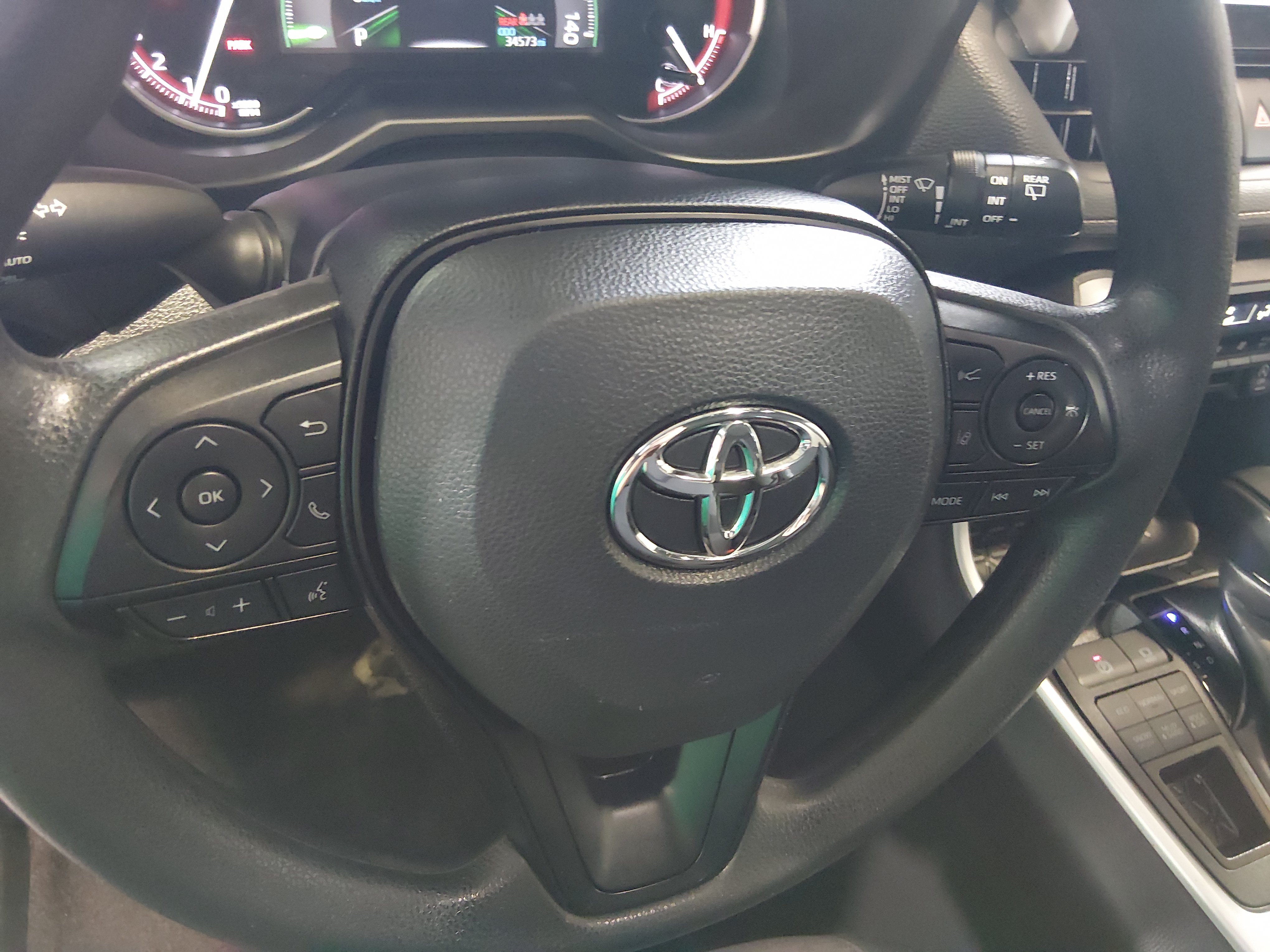 2025 Toyota RAV4 XLE - Photo 12