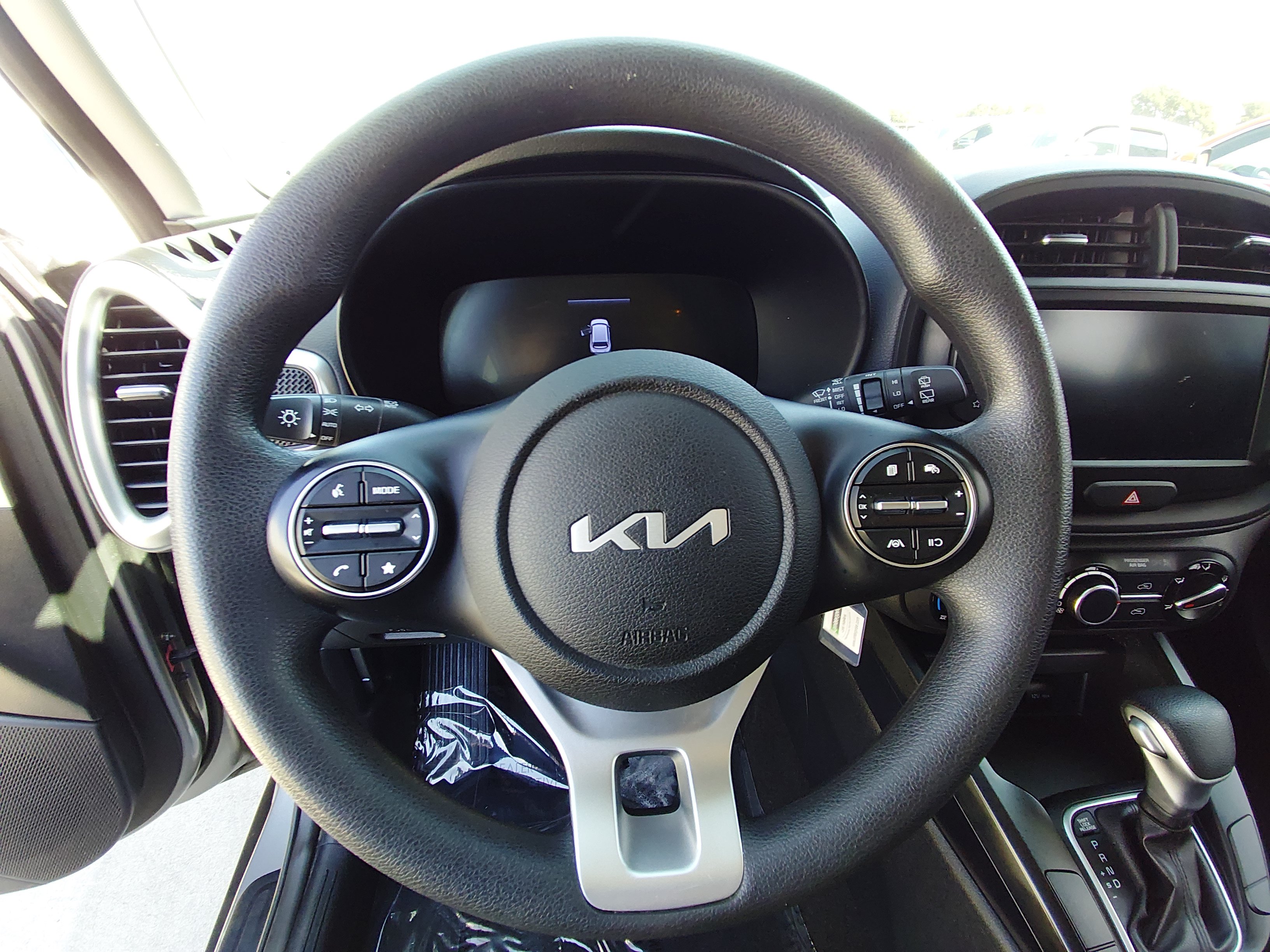 2024 Kia Soul LX - Photo 12