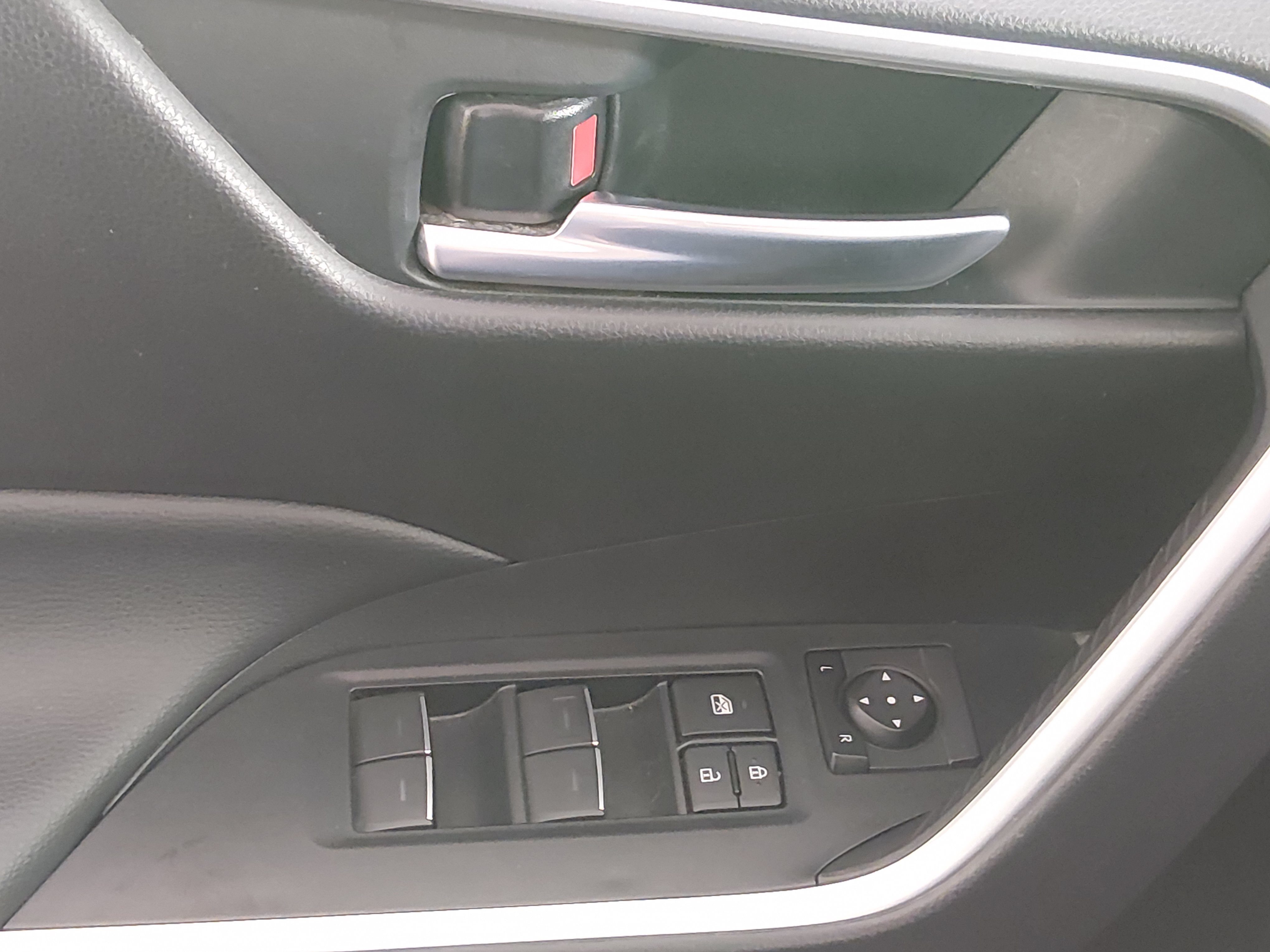 2025 Toyota RAV4 XLE - Photo 17
