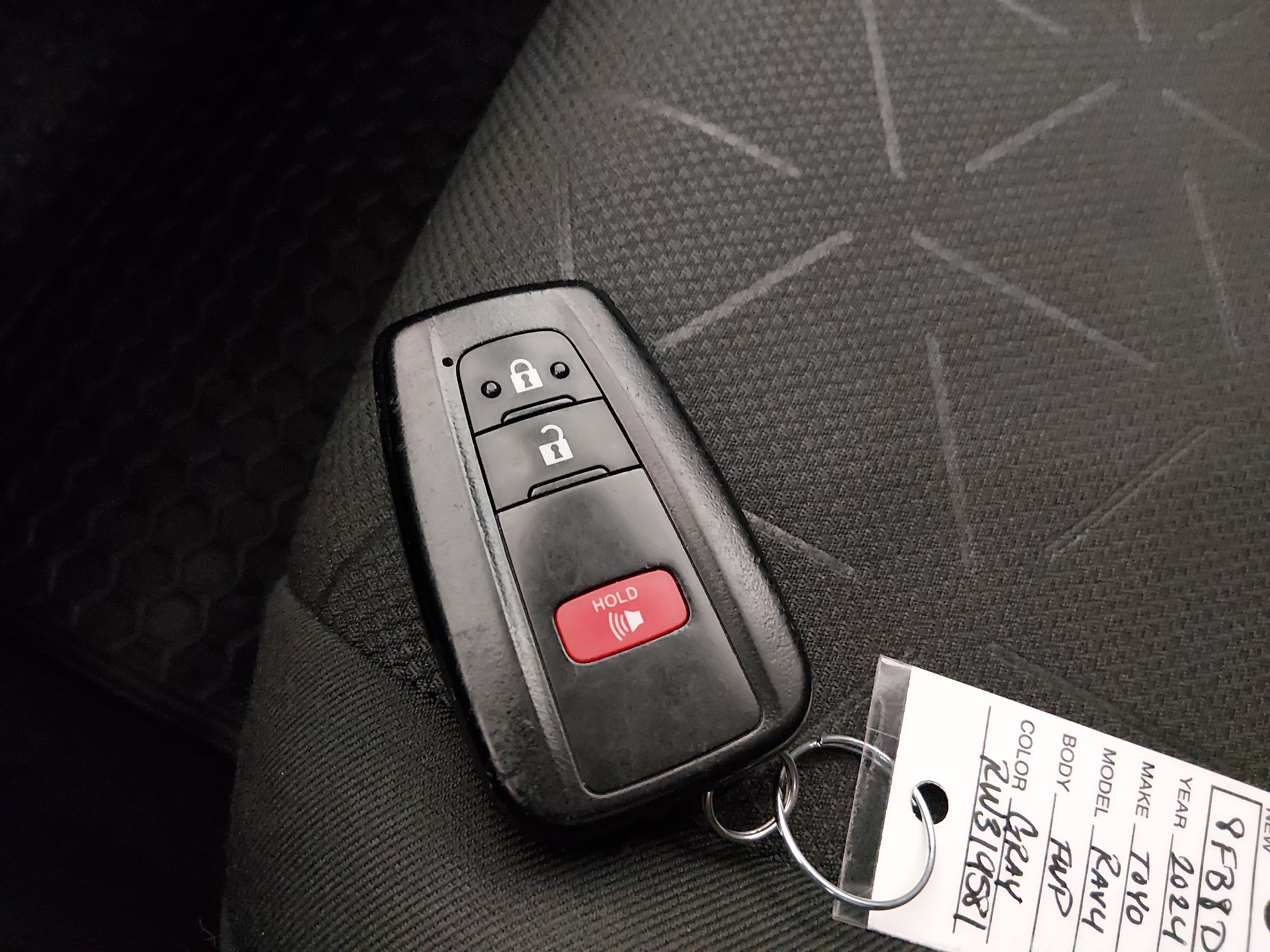 2024 Toyota RAV4 XLE - Photo 15