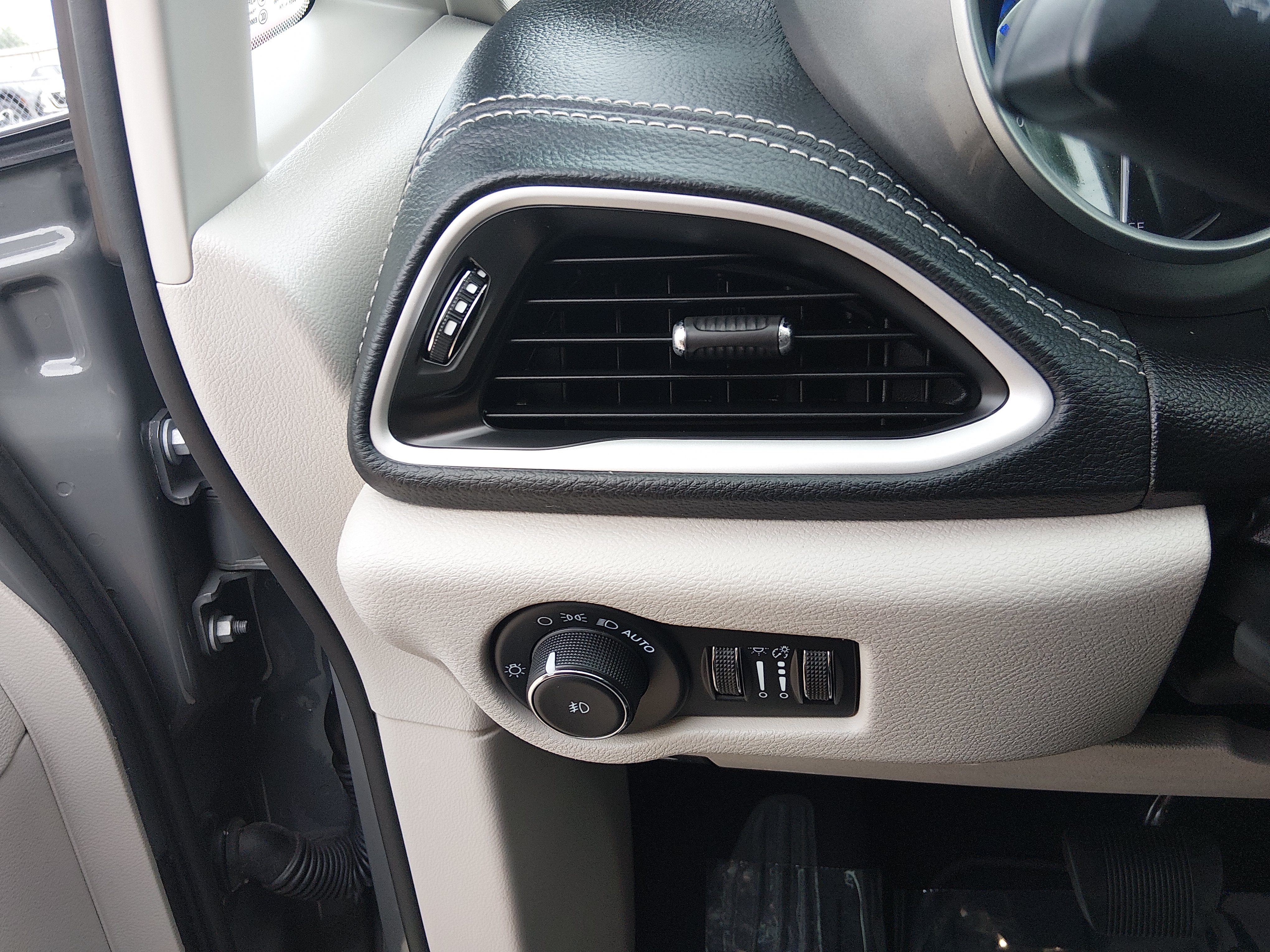 2023 Chrysler Pacifica Hybrid Touring L - Photo 13