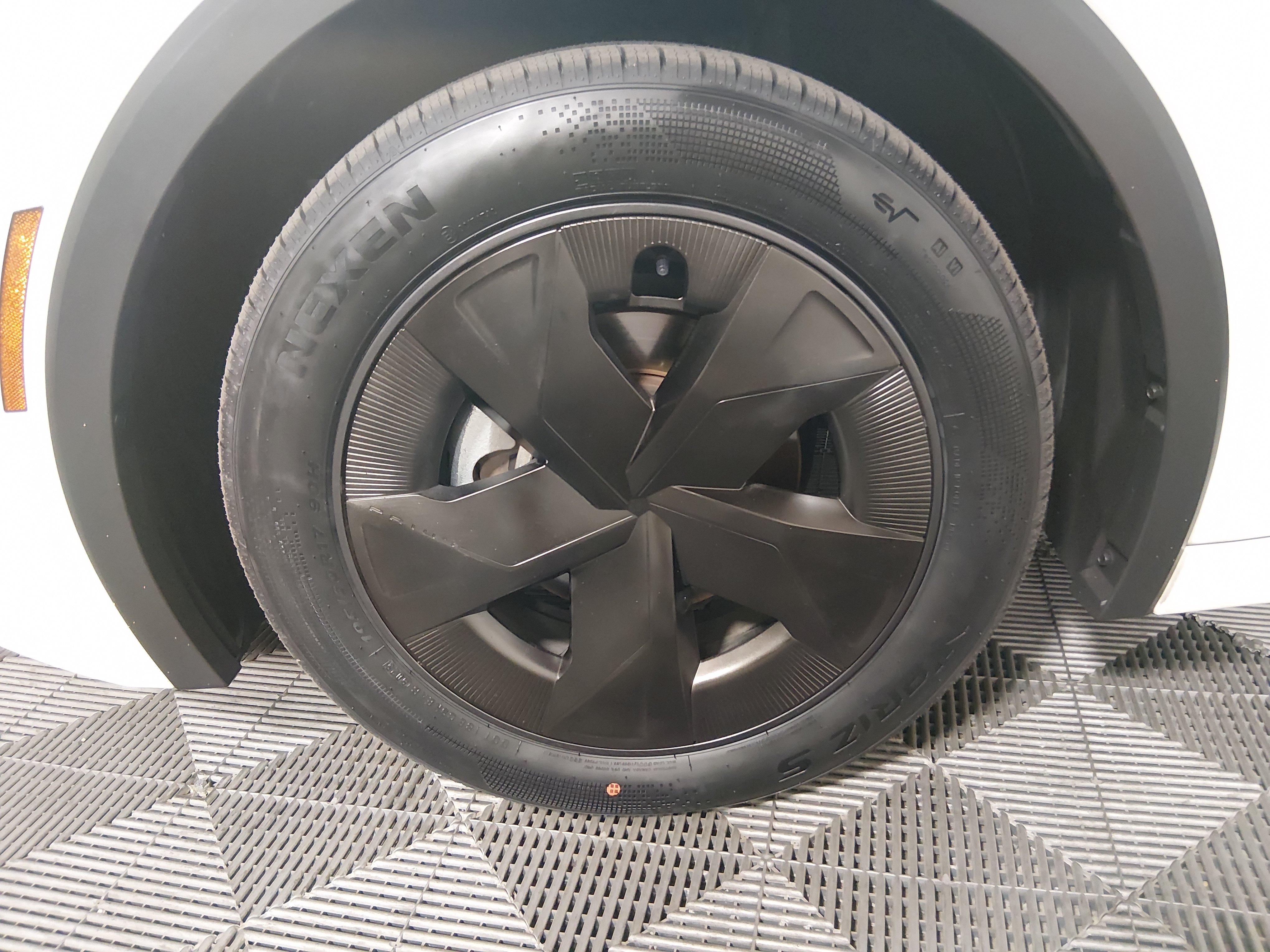 2024 Toyota Prius LE - Photo 10