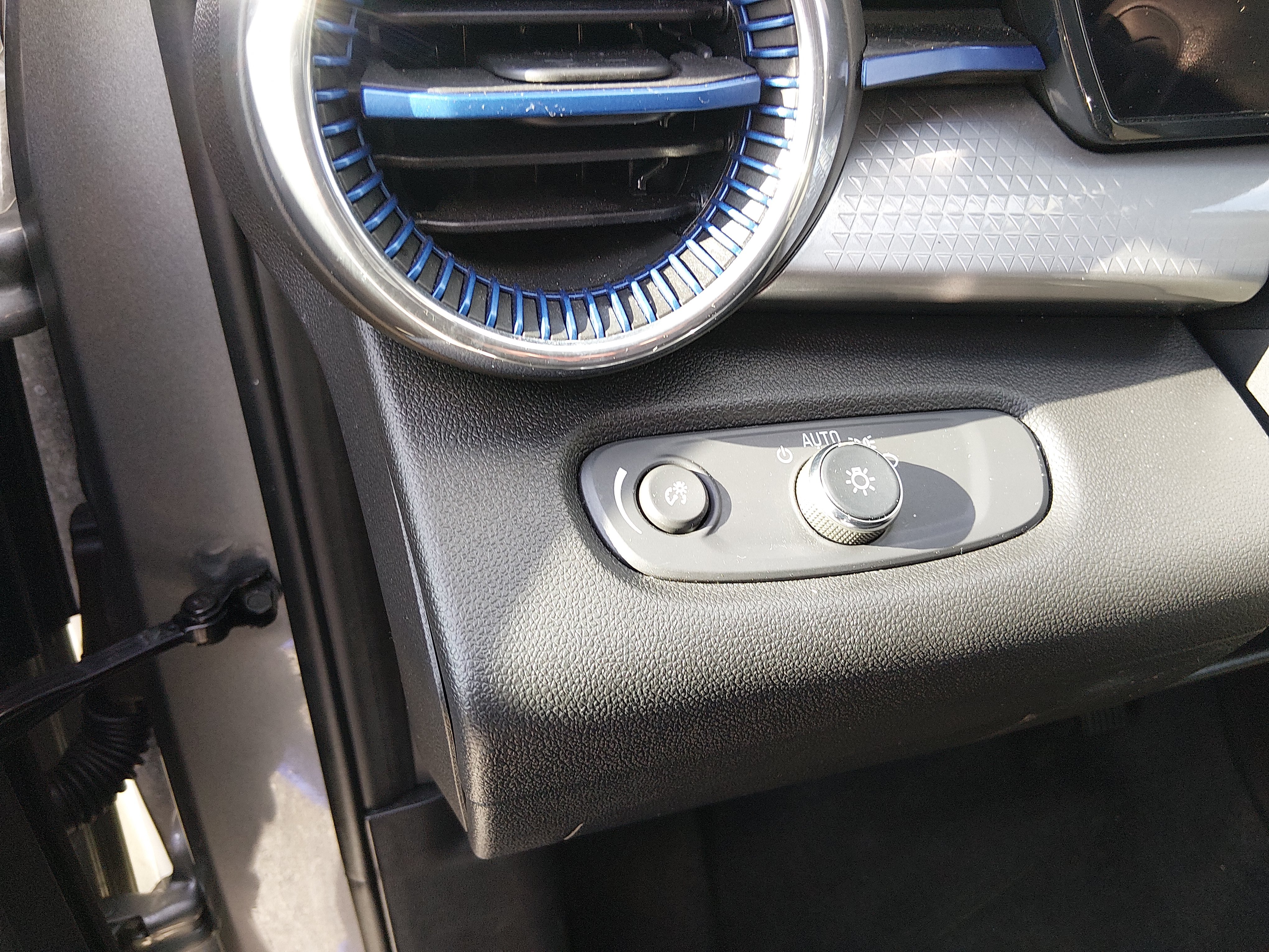 2025 Chevrolet Trax LT - Photo 13
