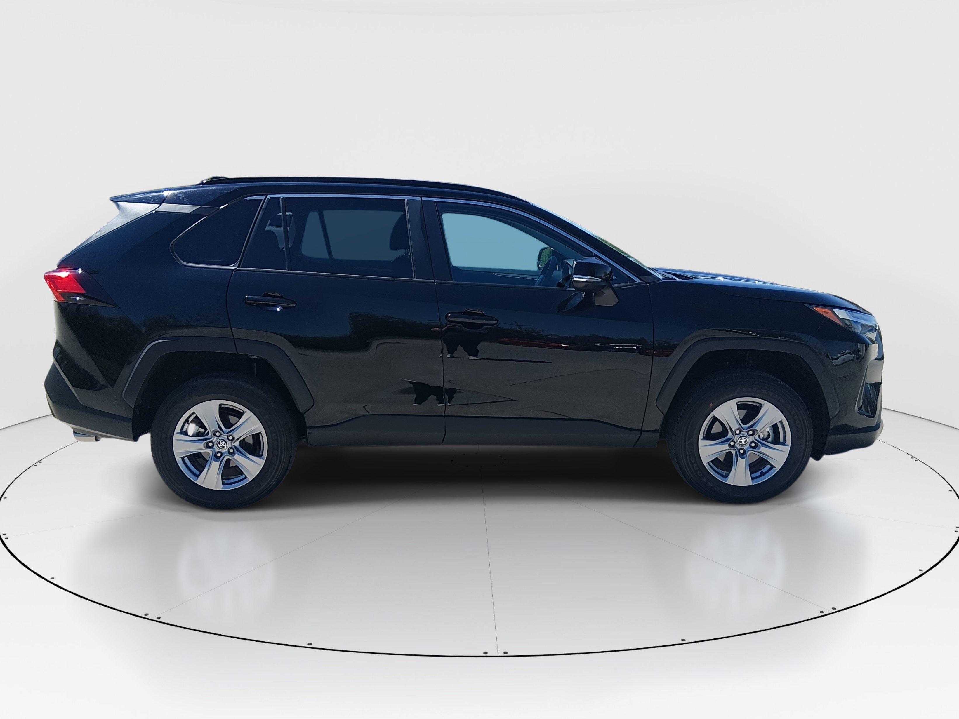 2025 Toyota RAV4 XLE - Photo 8