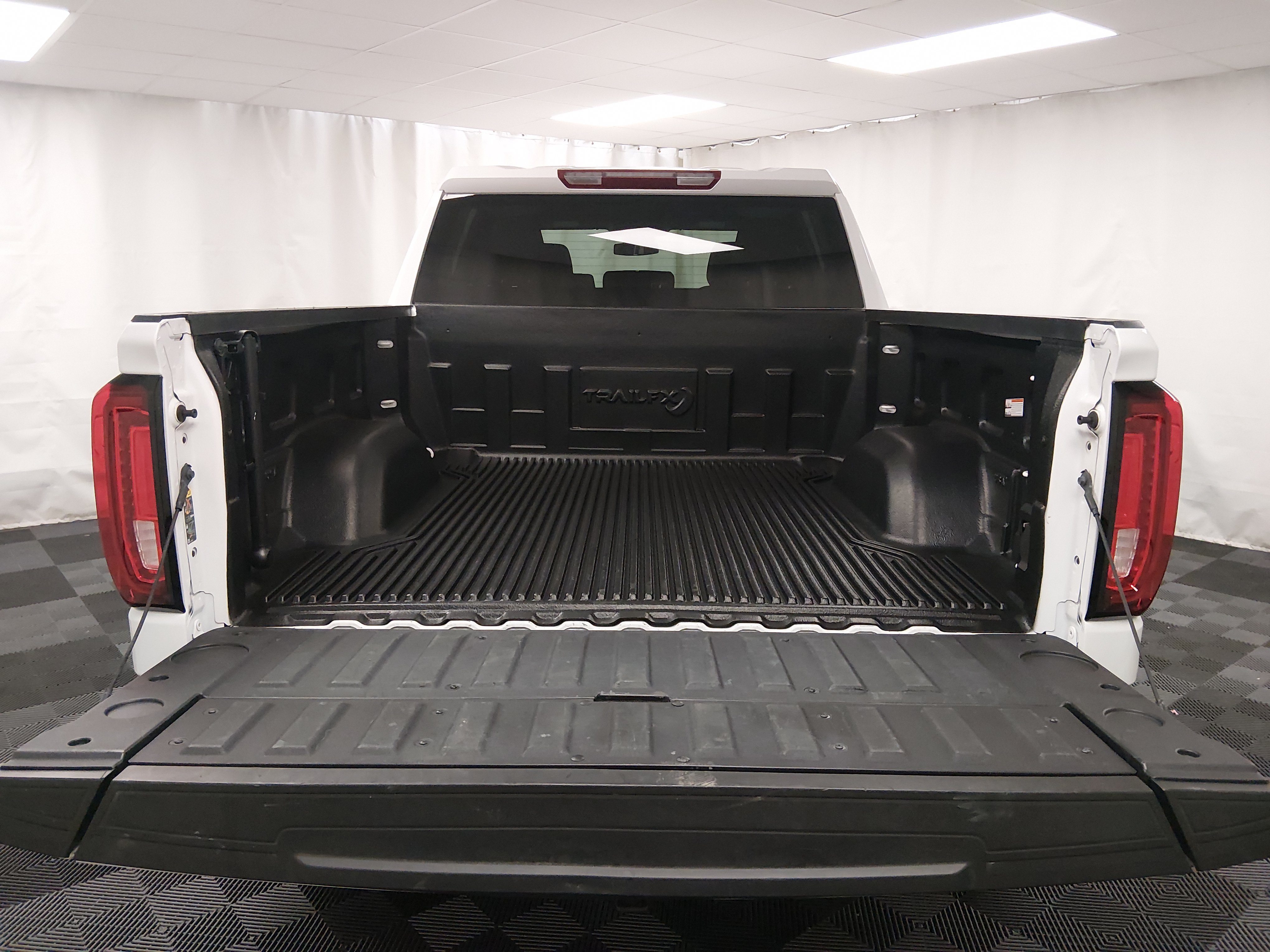 2025 GMC Sierra 1500 SLT - Photo 11