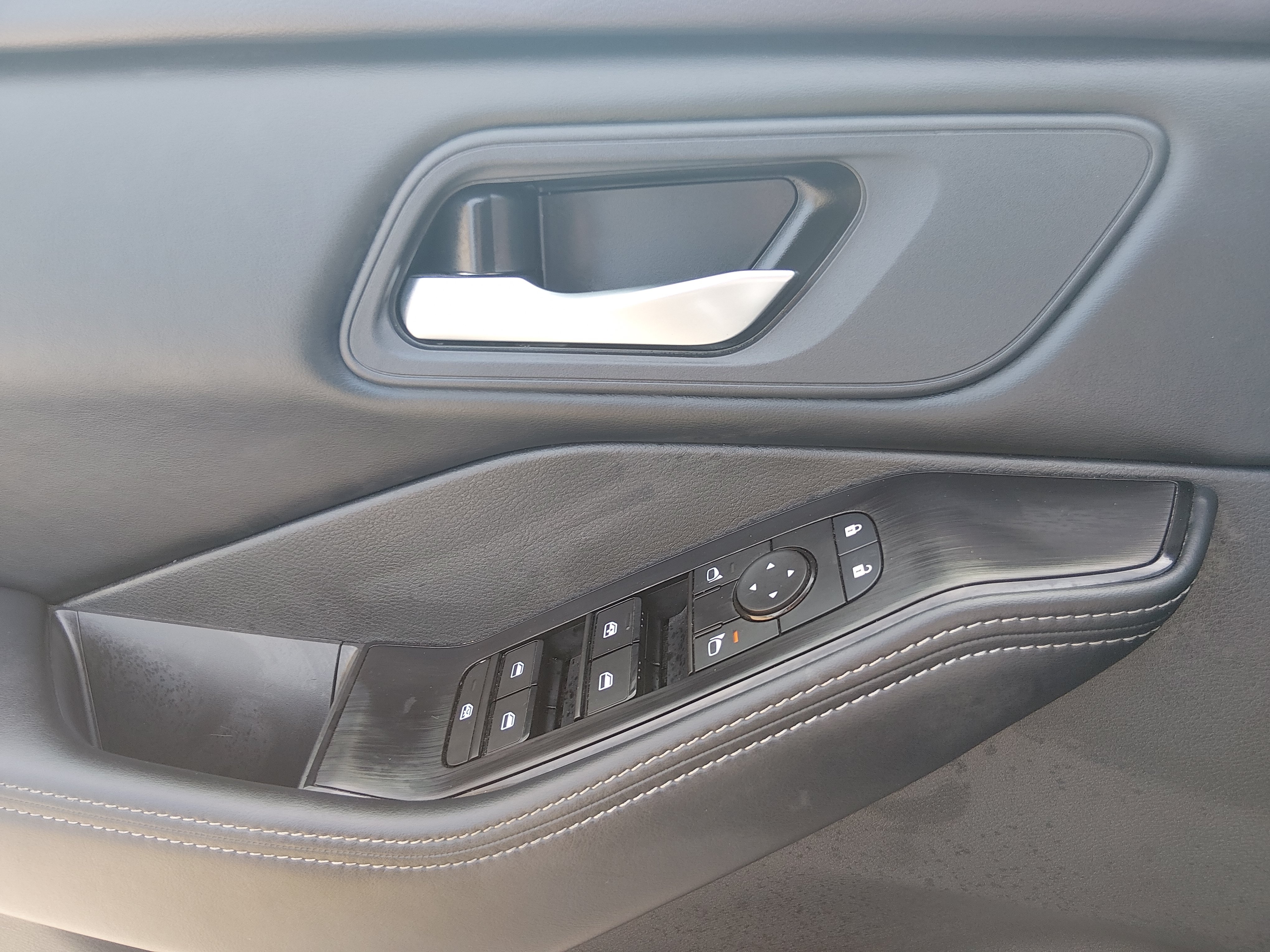 2025 Nissan Rogue SV - Photo 17