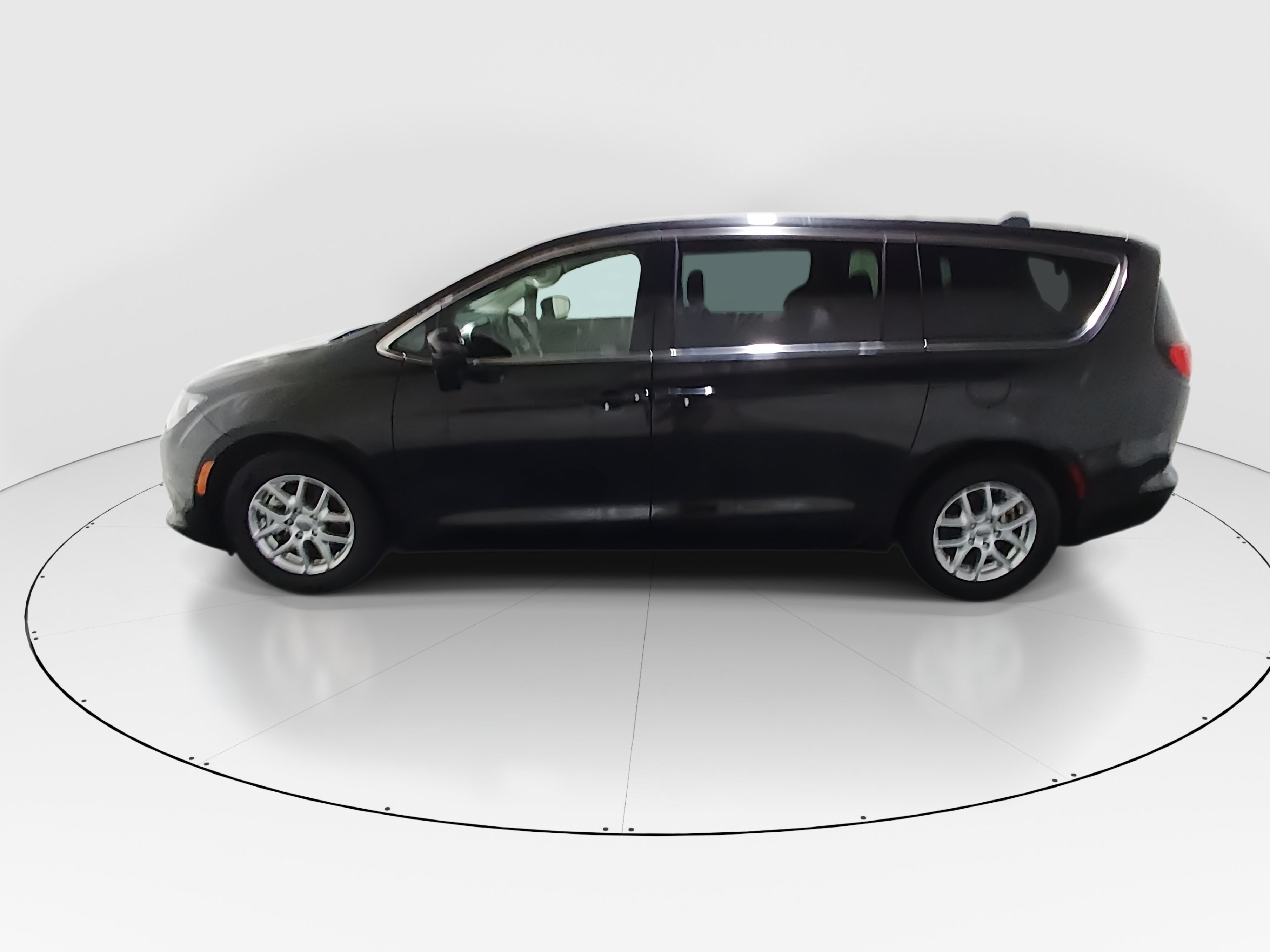2023 Chrysler Voyager LX - Photo 4