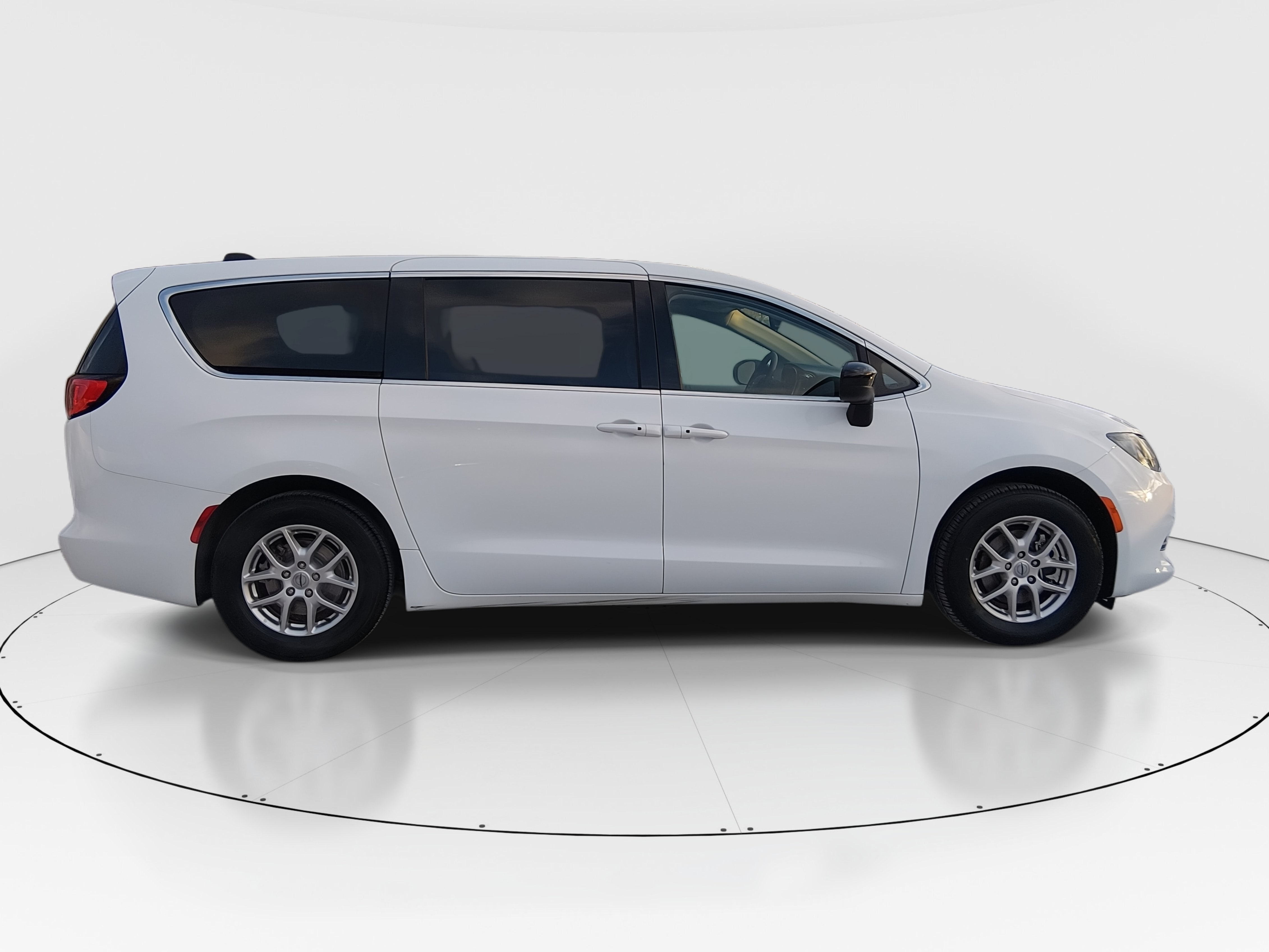 2024 Chrysler Voyager LX - Photo 8