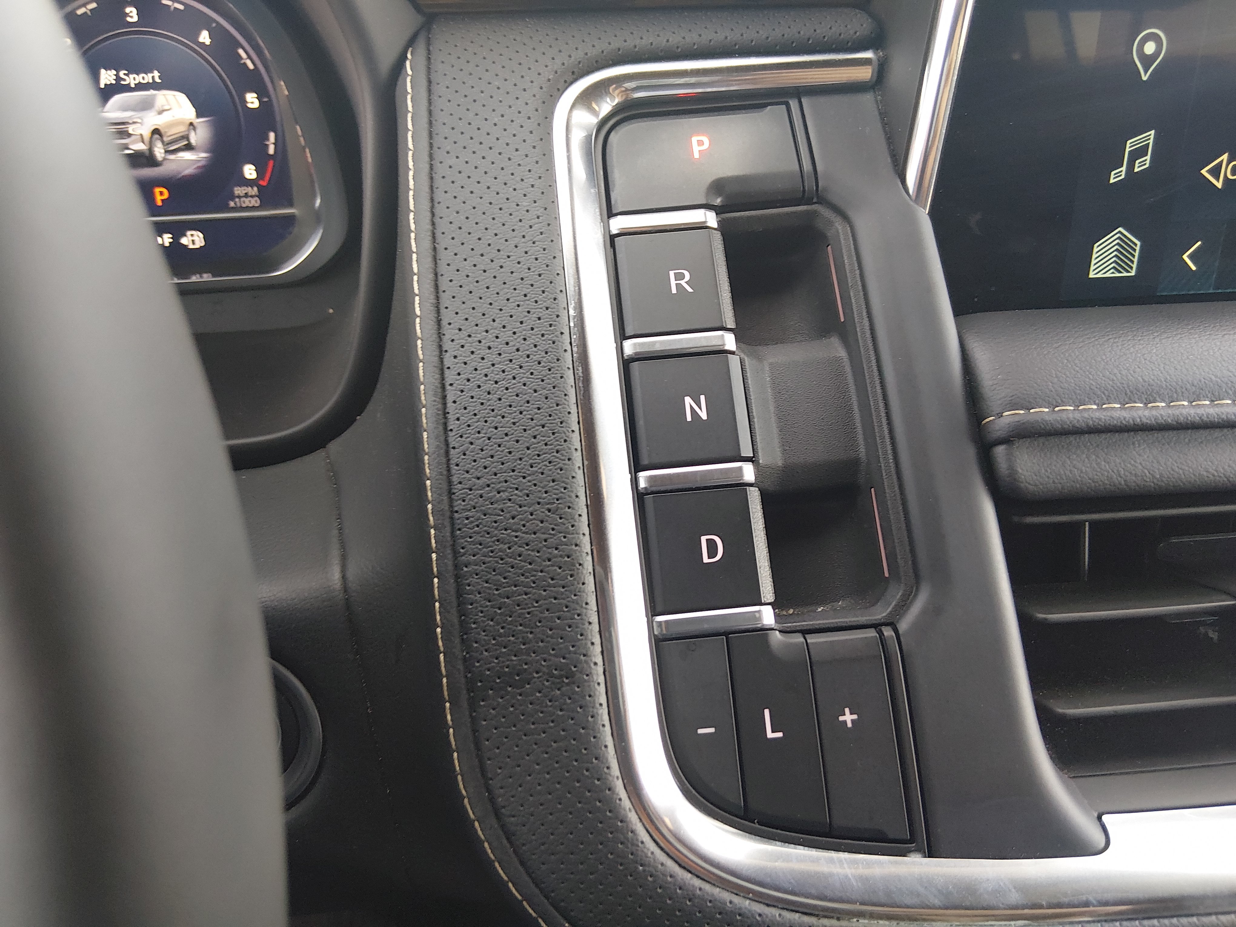 2024 Chevrolet Suburban Premier - Photo 16