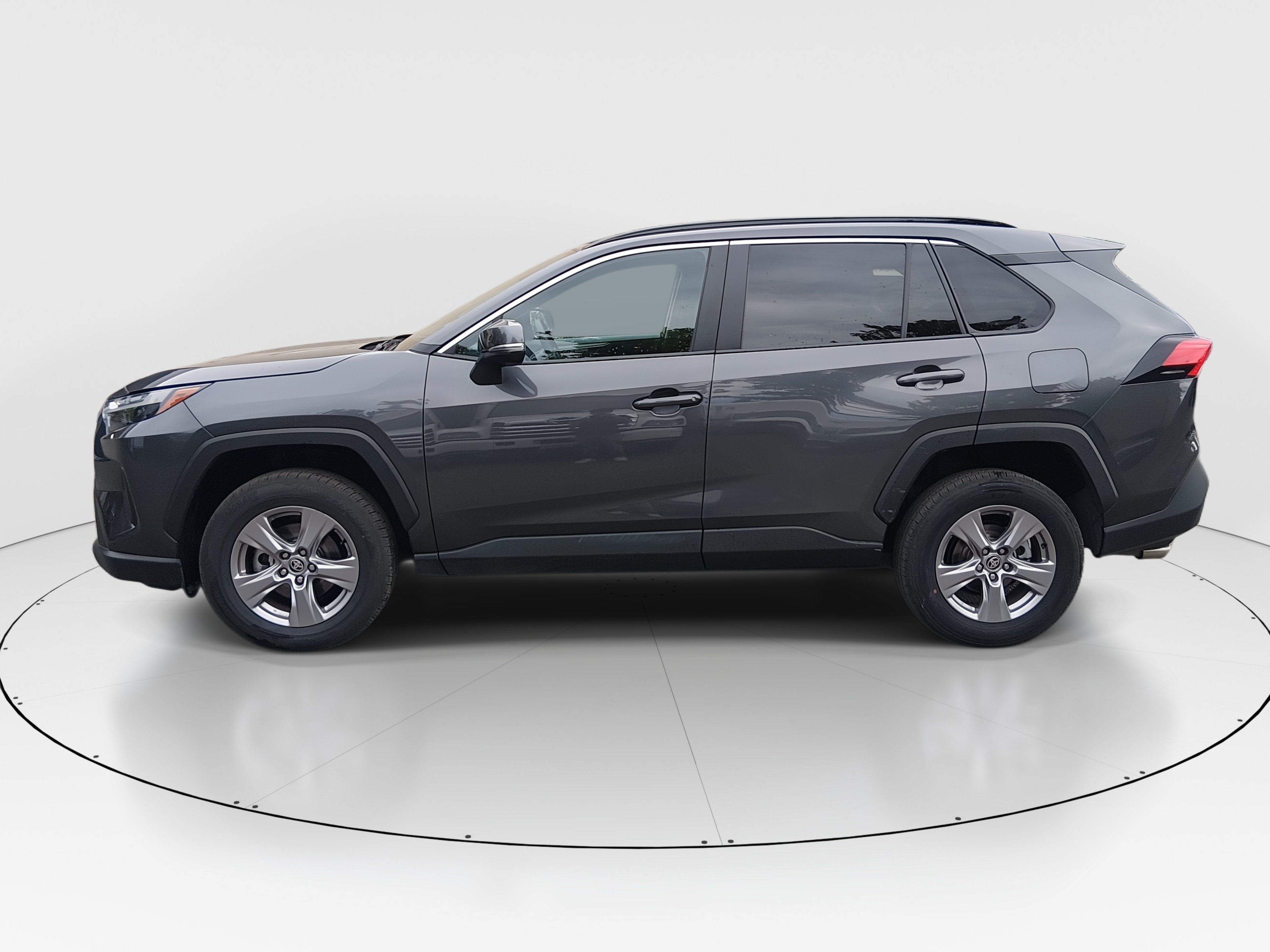 2025 Toyota RAV4 XLE - Photo 4