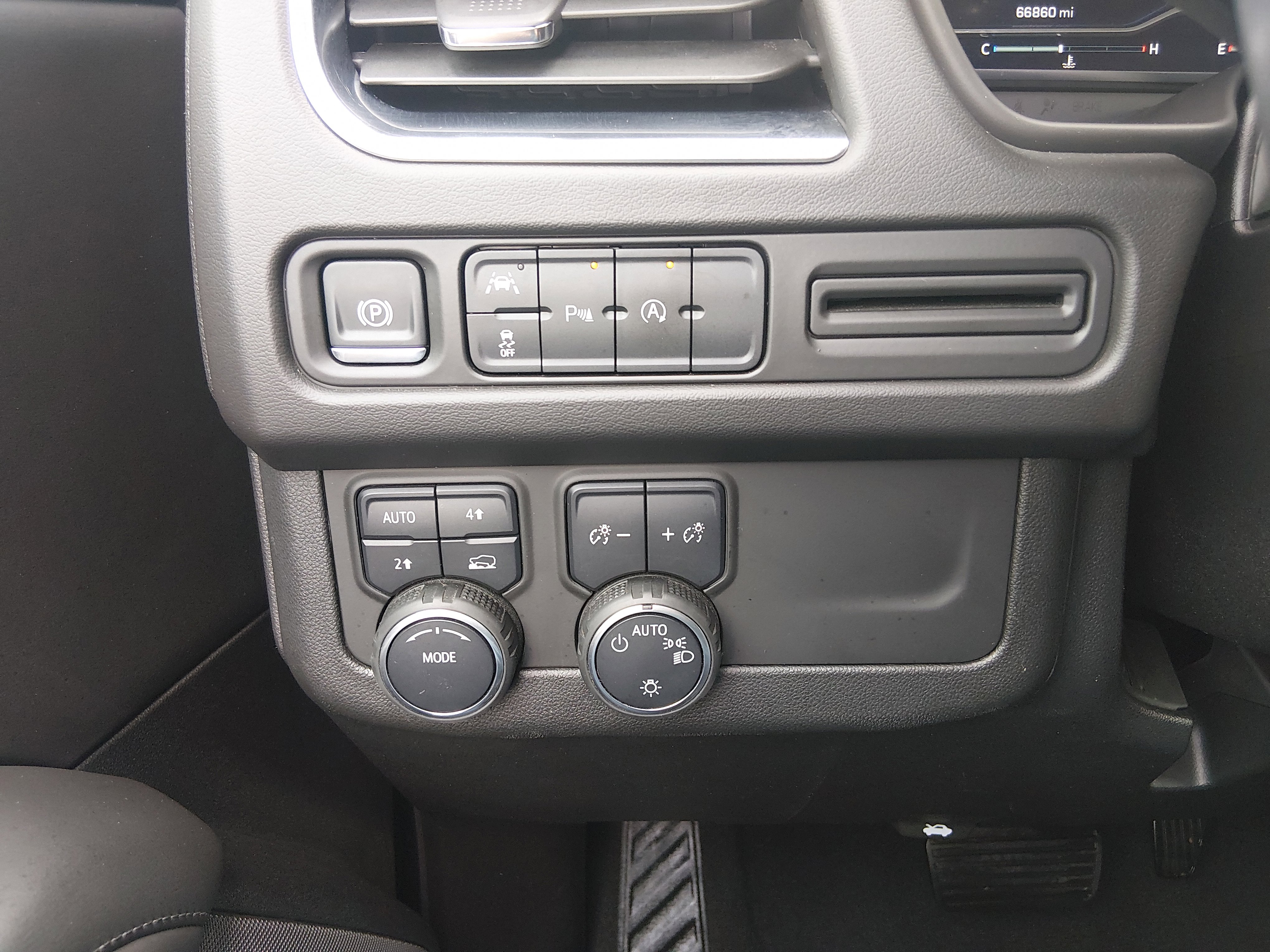 2024 Chevrolet Suburban LT - Photo 13