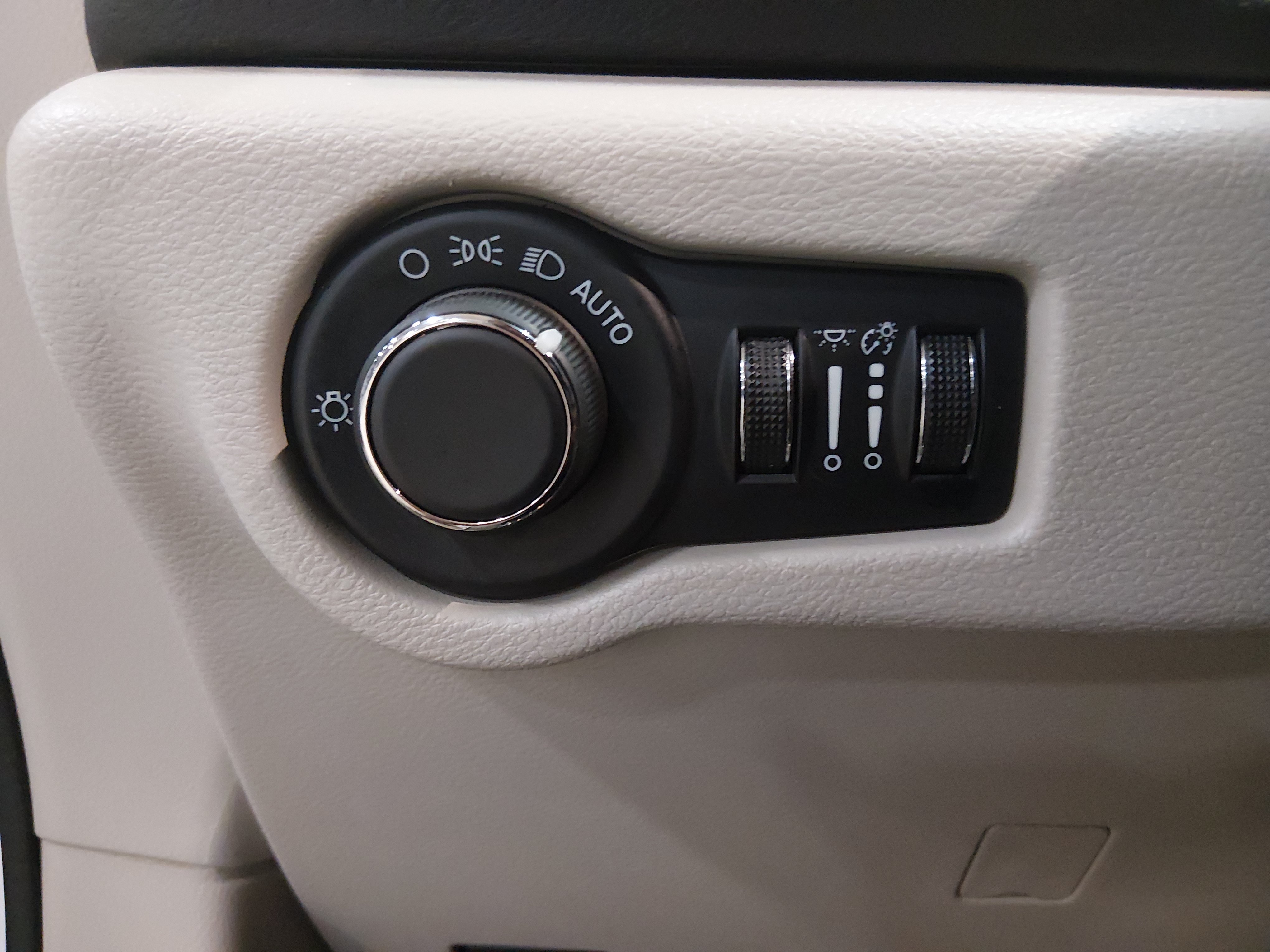 2024 Chrysler Voyager LX - Photo 13