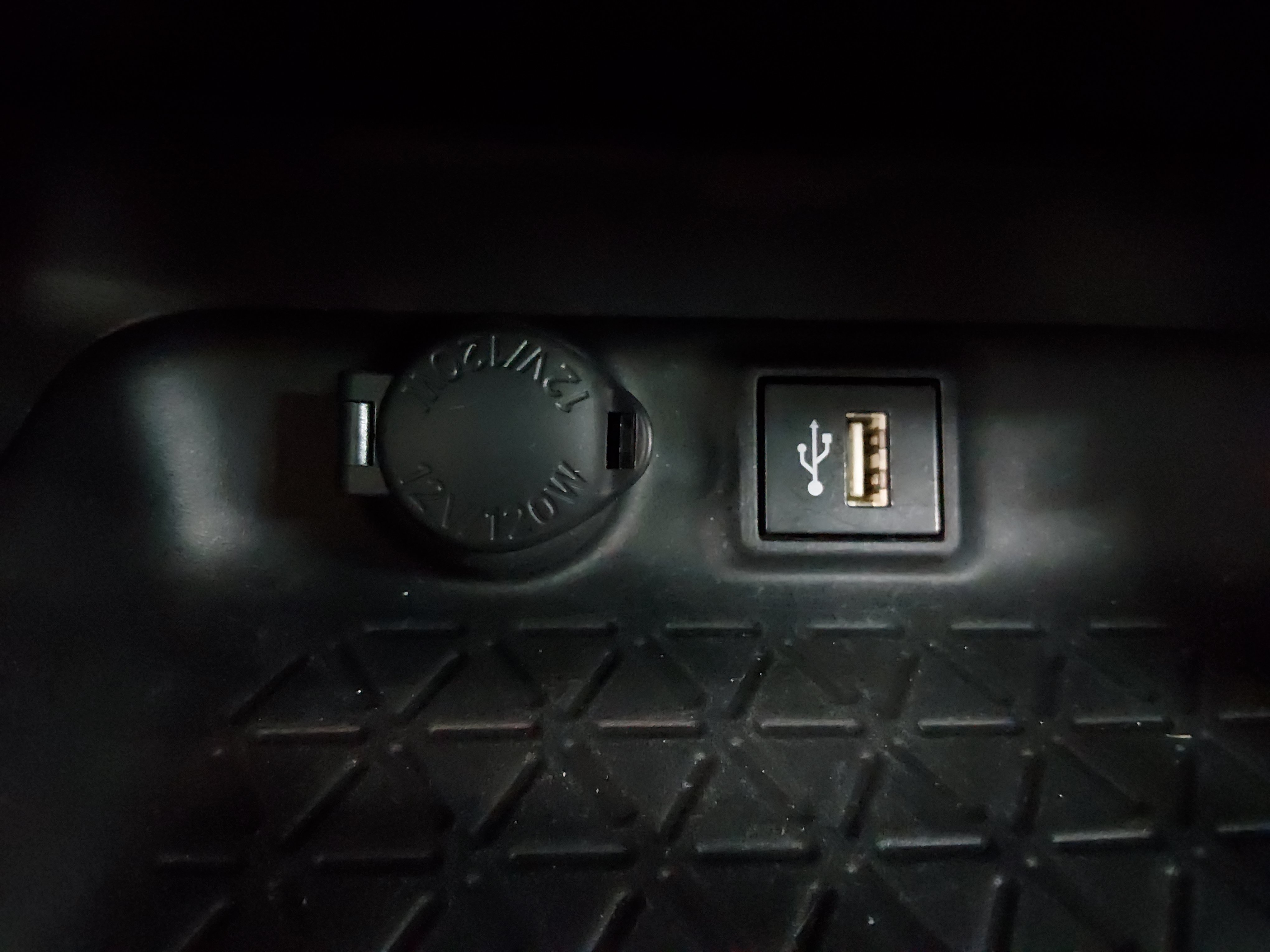 2024 Toyota RAV4 XLE - Photo 17