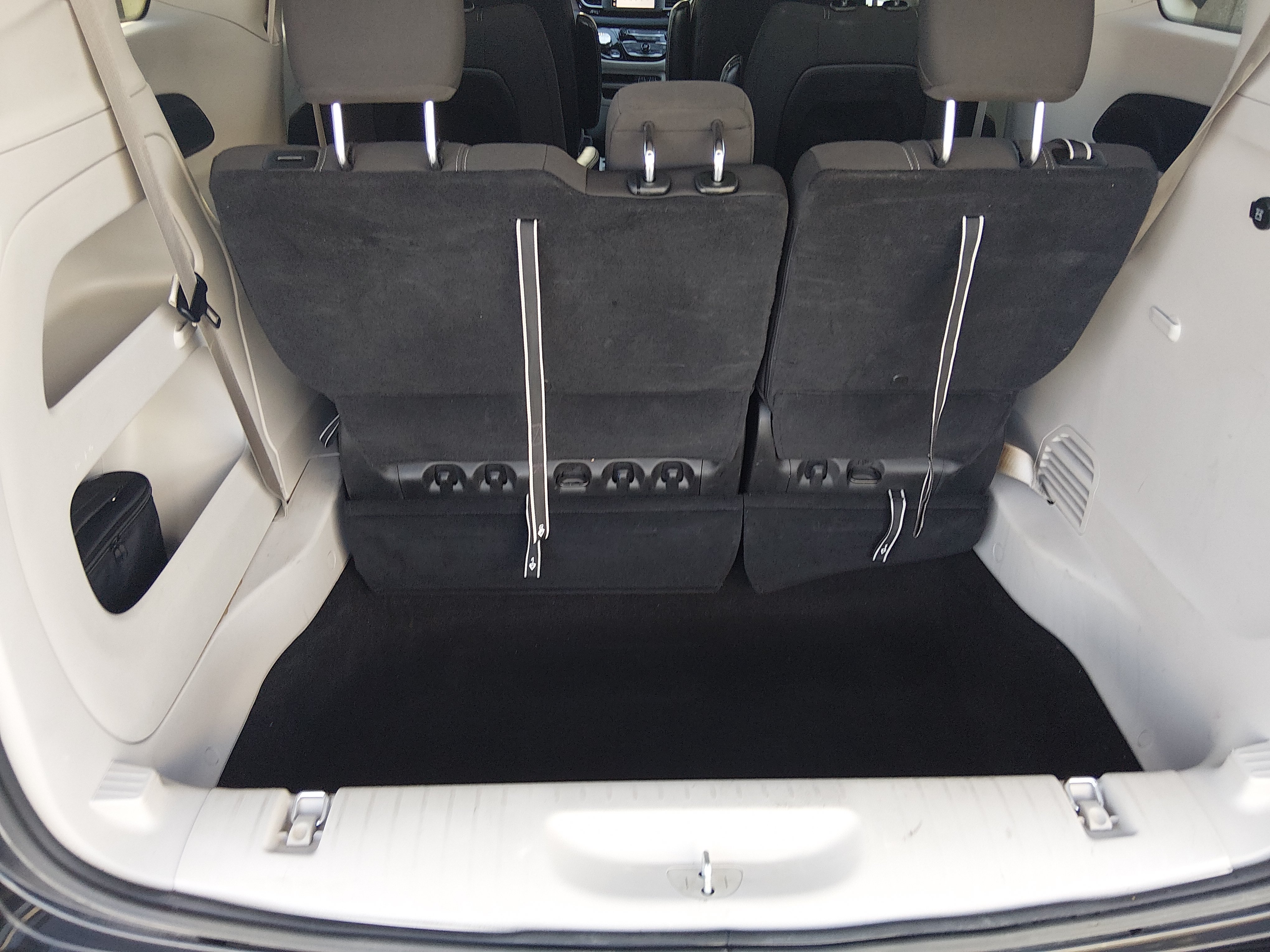 2023 Chrysler Voyager LX - Photo 11