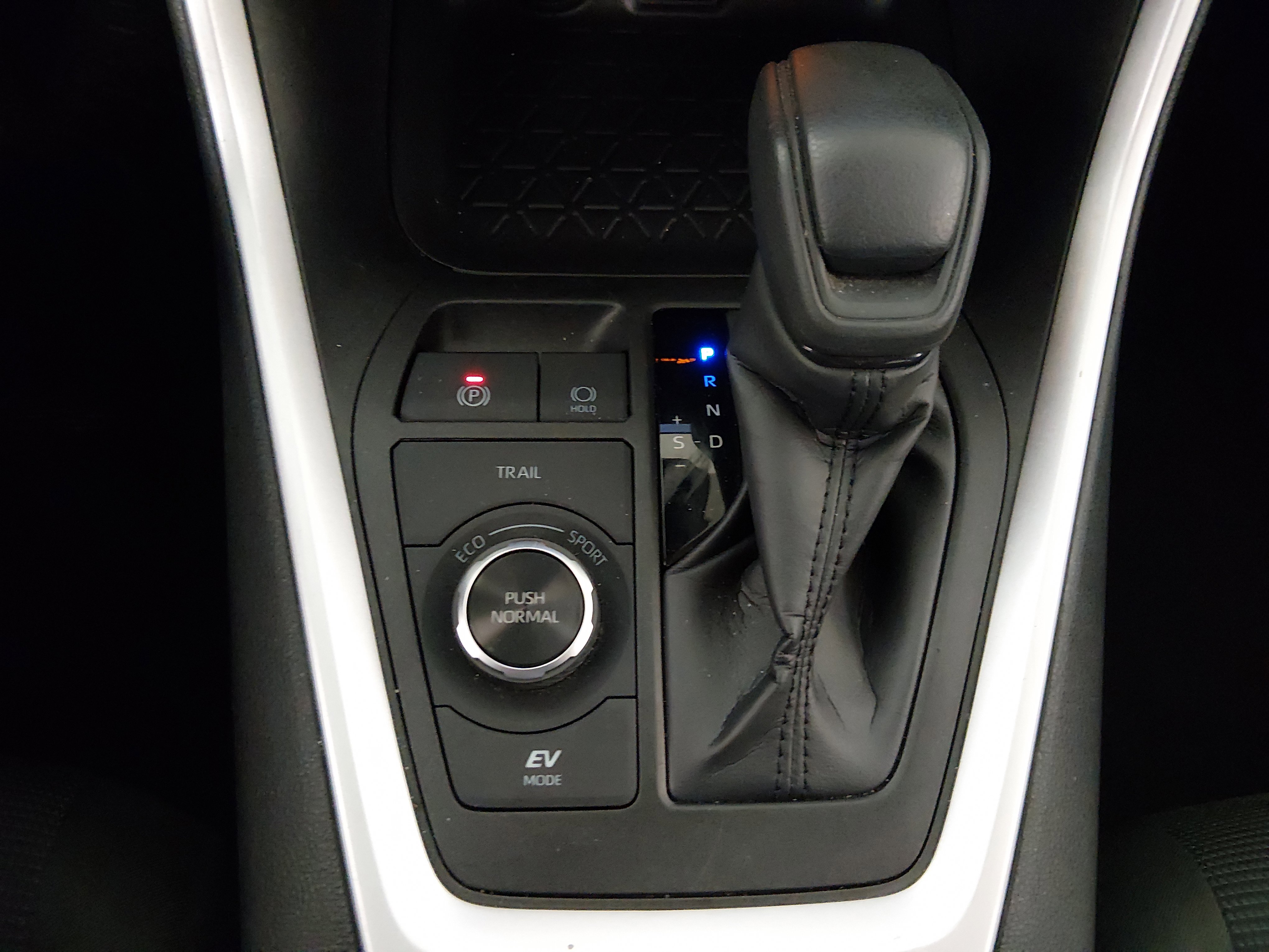 2025 Toyota RAV4 LE - Photo 16
