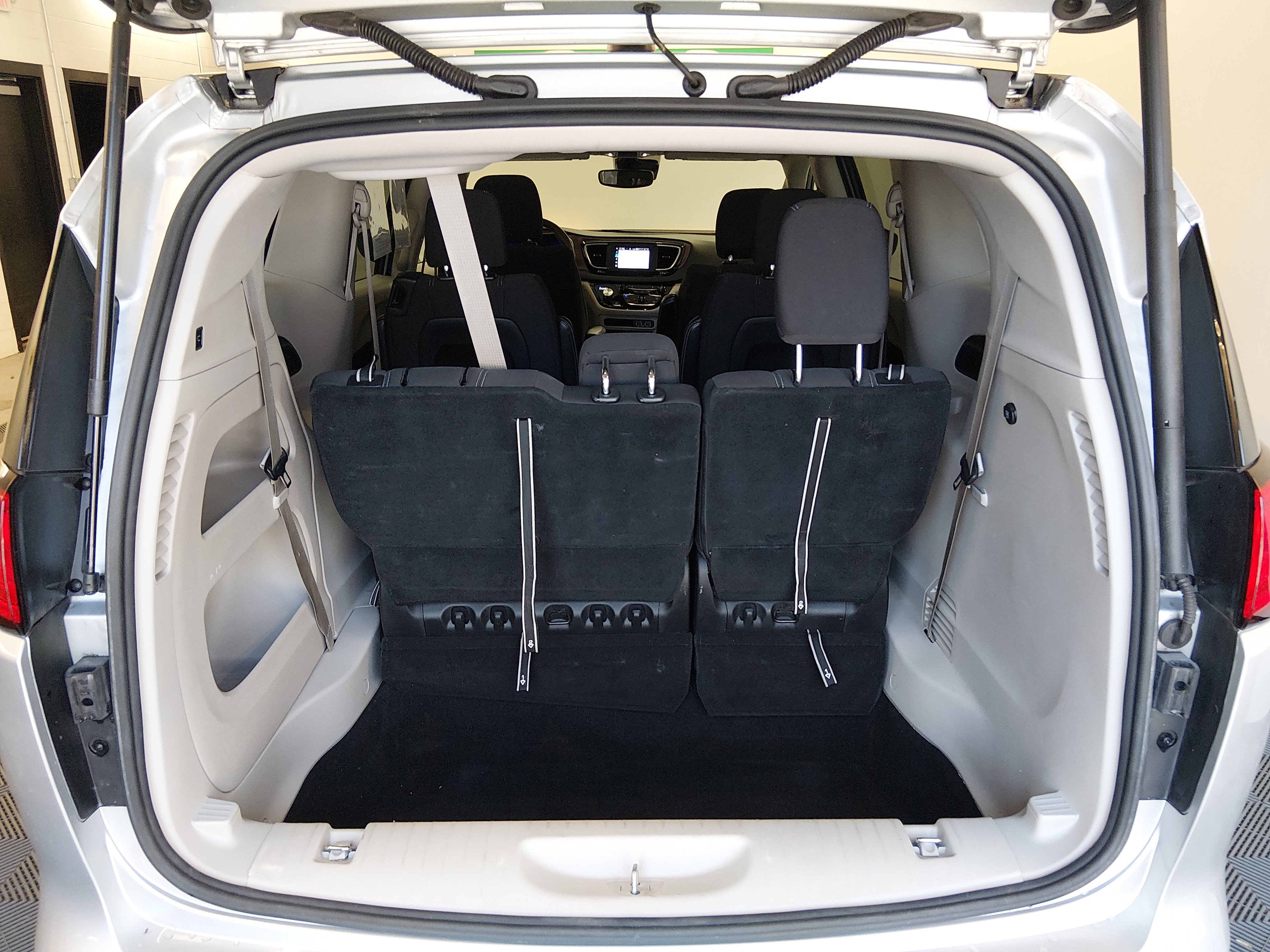 2023 Chrysler Voyager LX - Photo 11