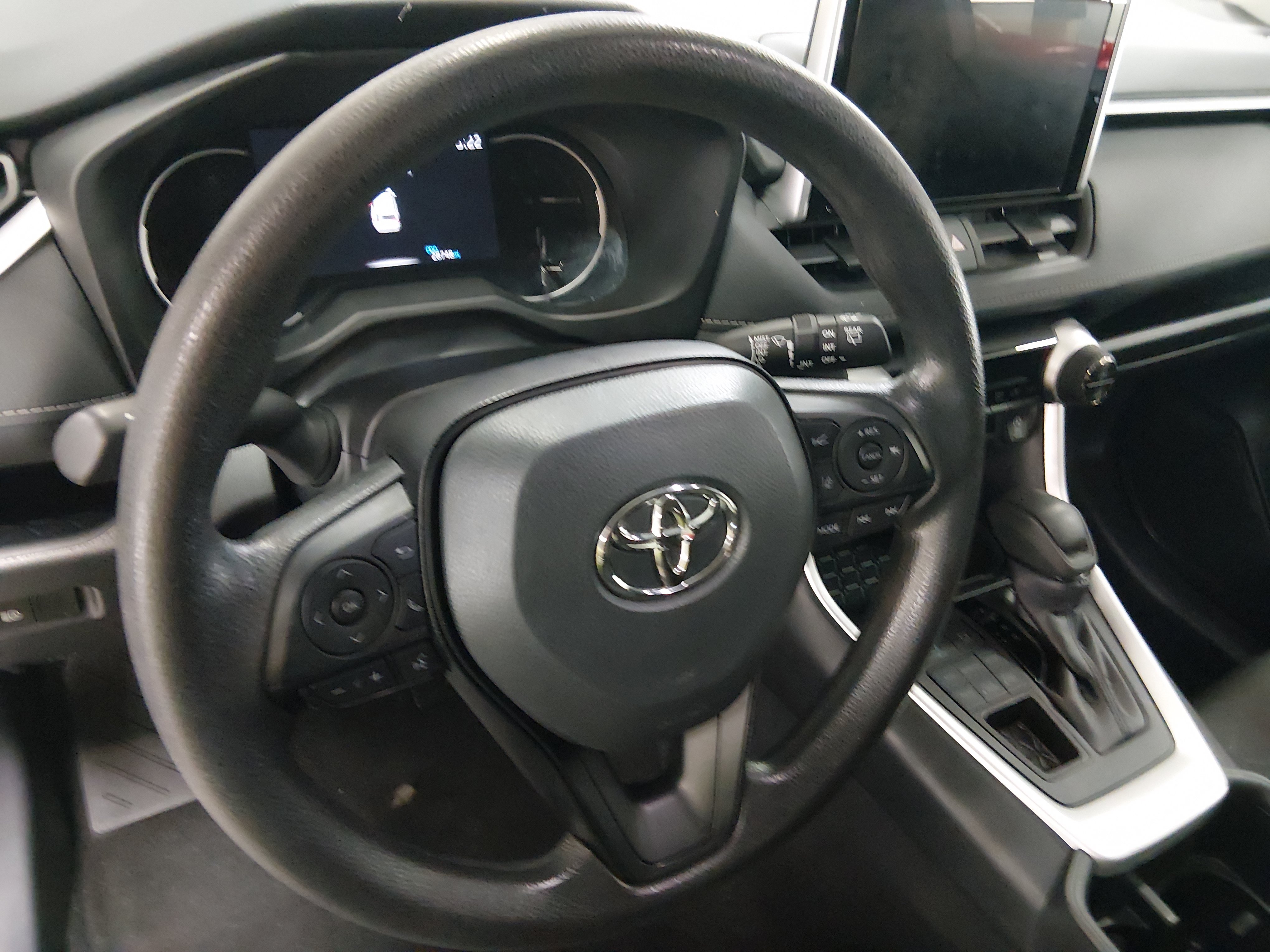 2025 Toyota RAV4 XLE - Photo 12