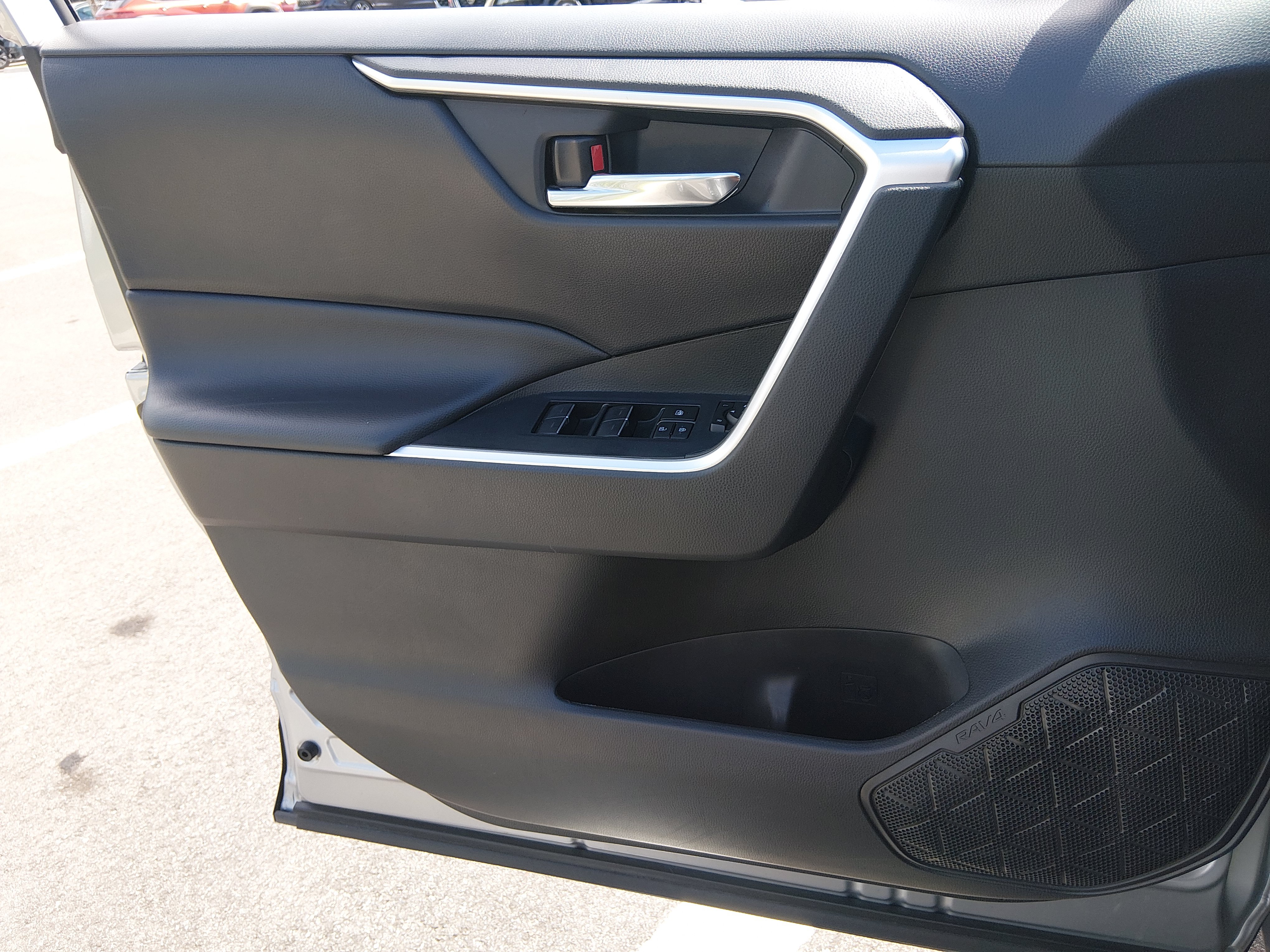 2024 Toyota RAV4 XLE - Photo 18