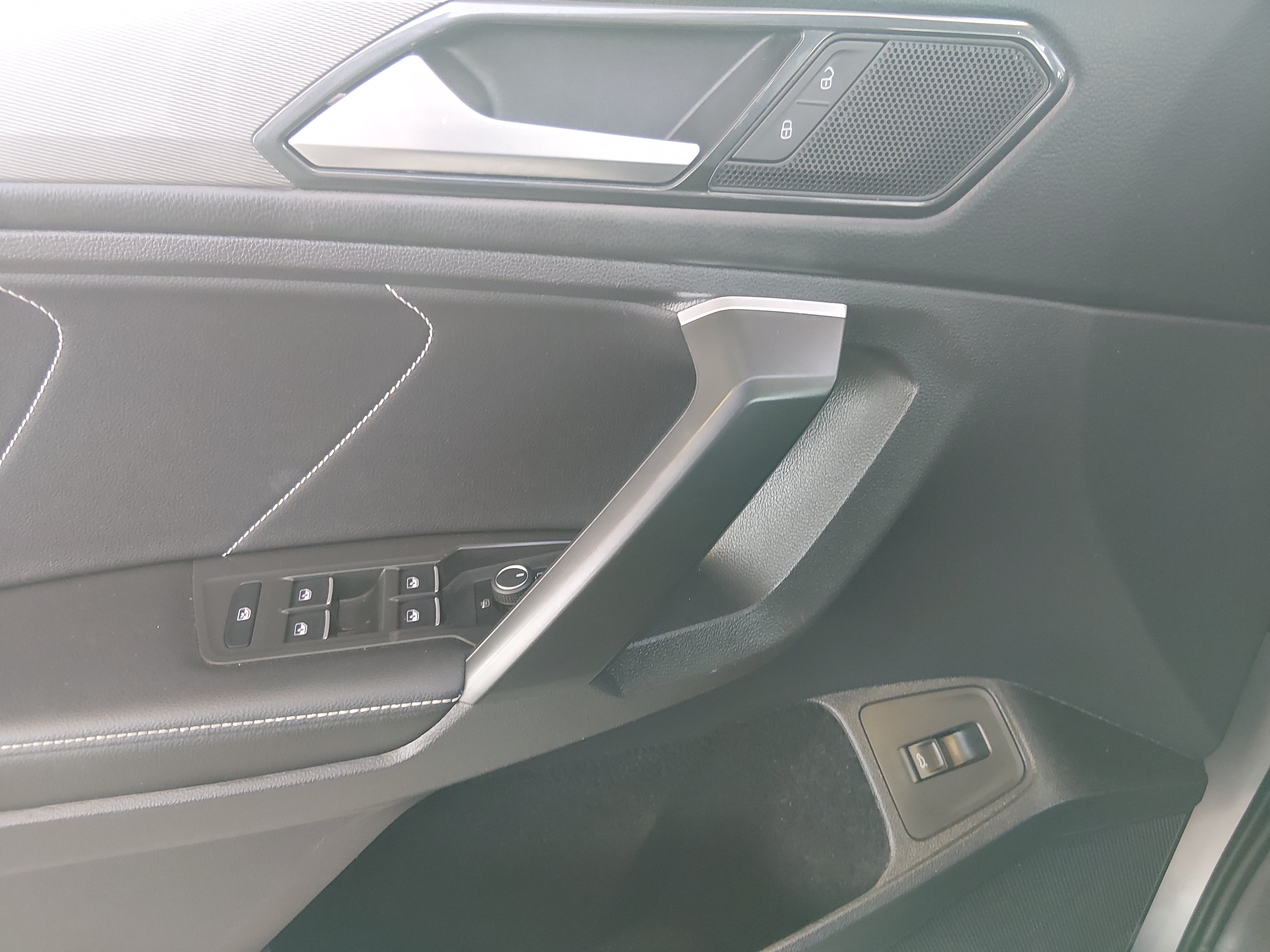 2024 Volkswagen Tiguan SE - Photo 18