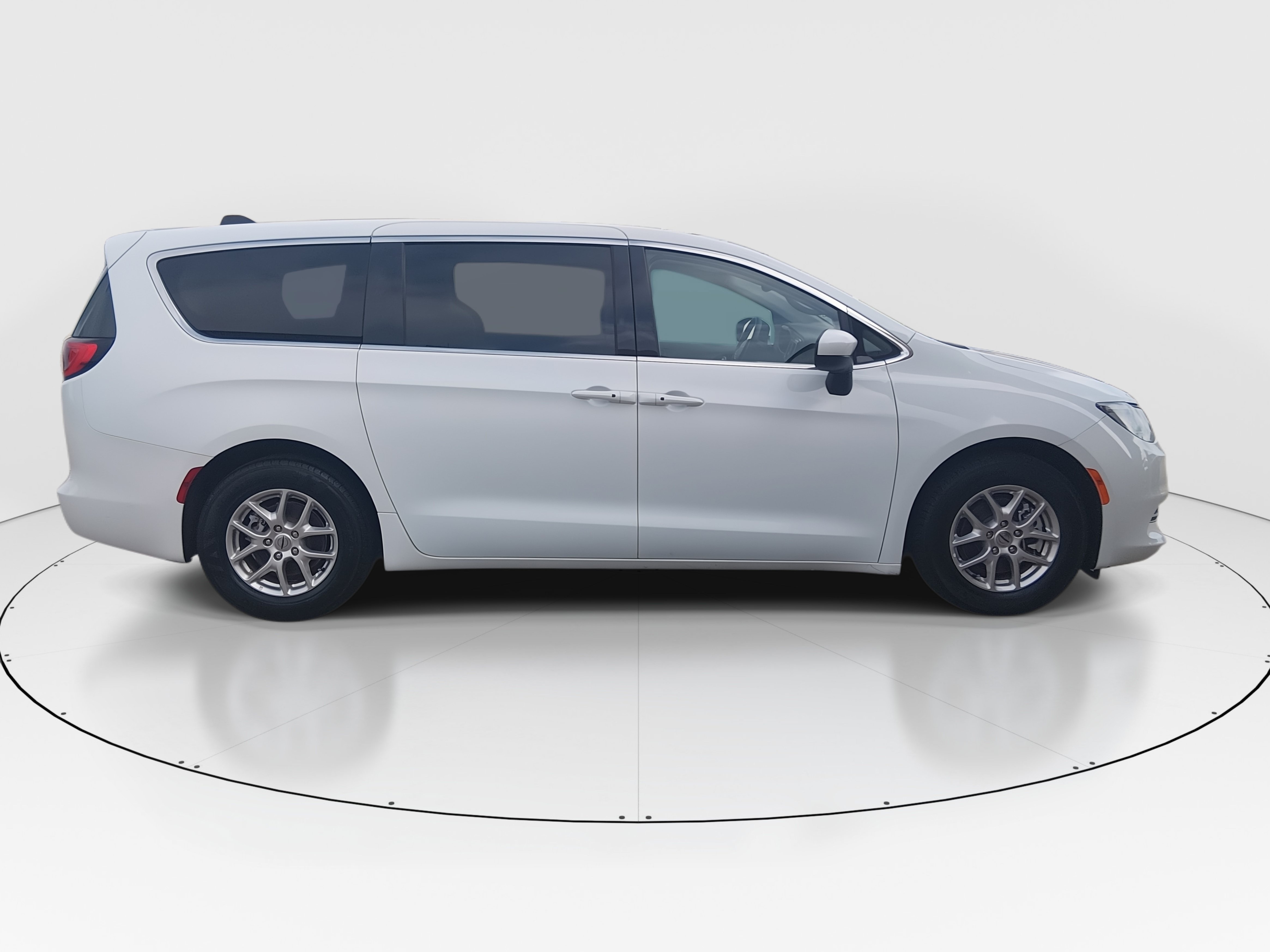 2023 Chrysler Voyager LX - Photo 8