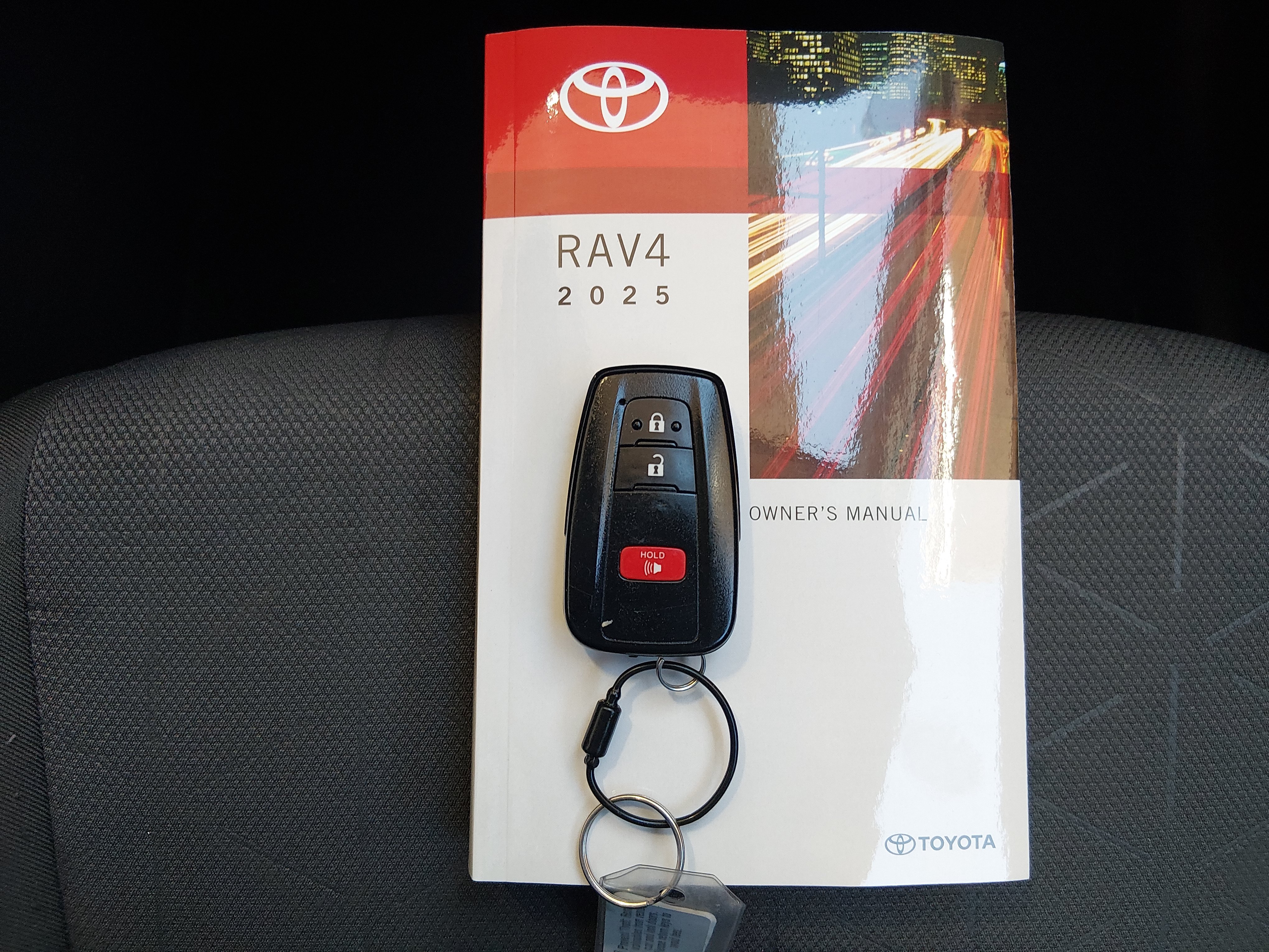 2025 Toyota RAV4 XLE - Photo 15