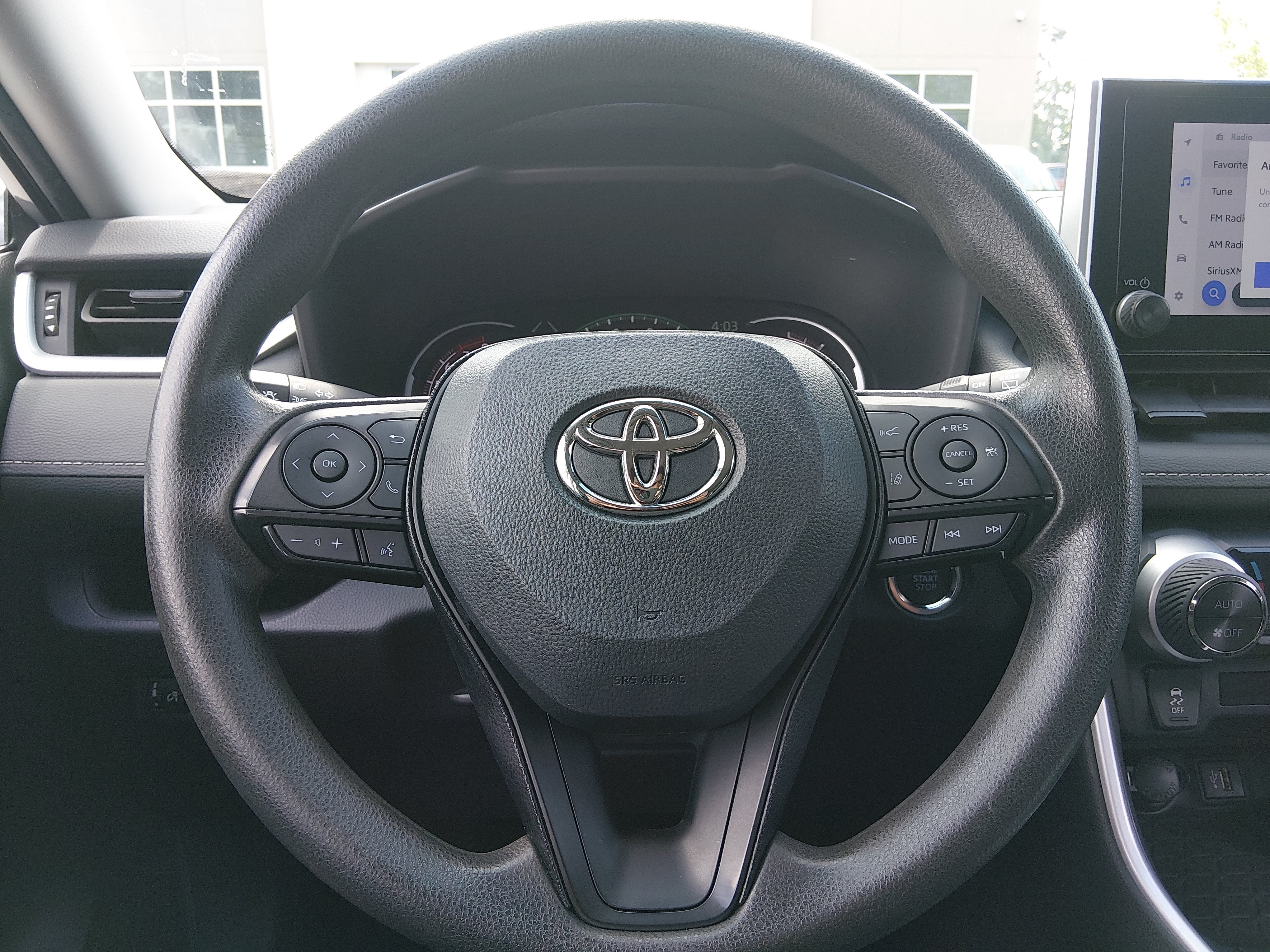 2024 Toyota RAV4 XLE - Photo 12