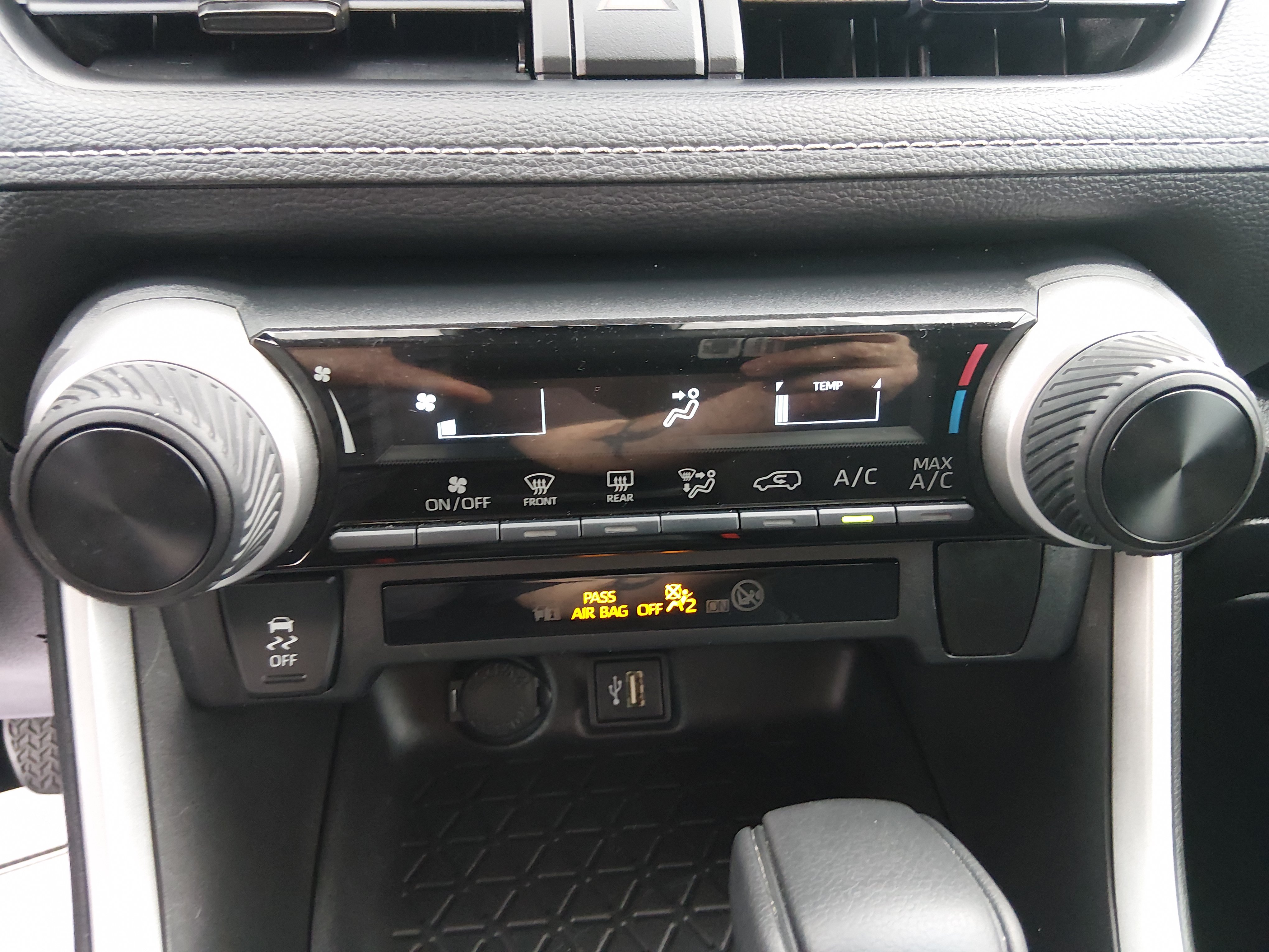 2023 Toyota RAV4 LE - Photo 13