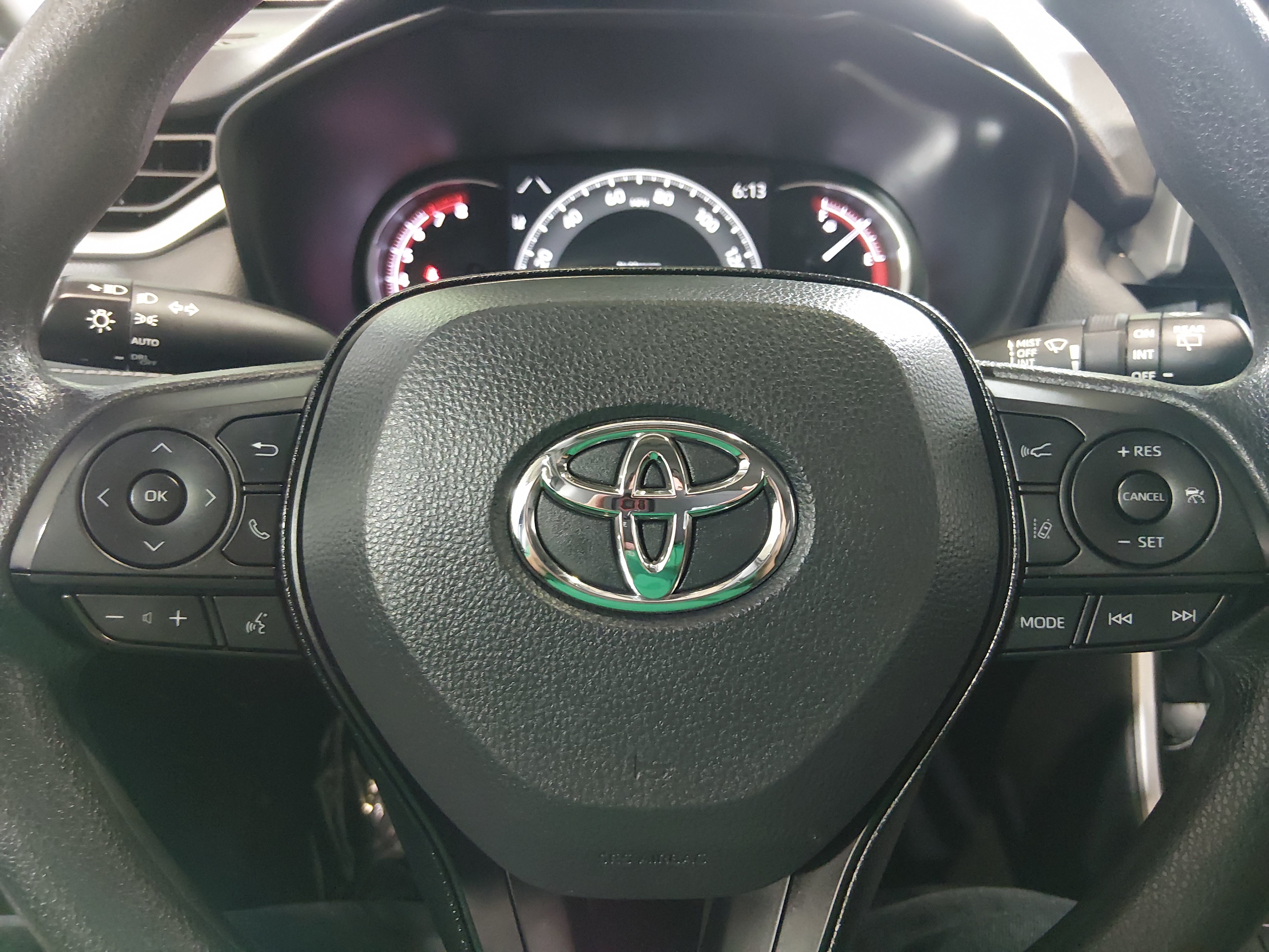 2025 Toyota RAV4 XLE - Photo 12