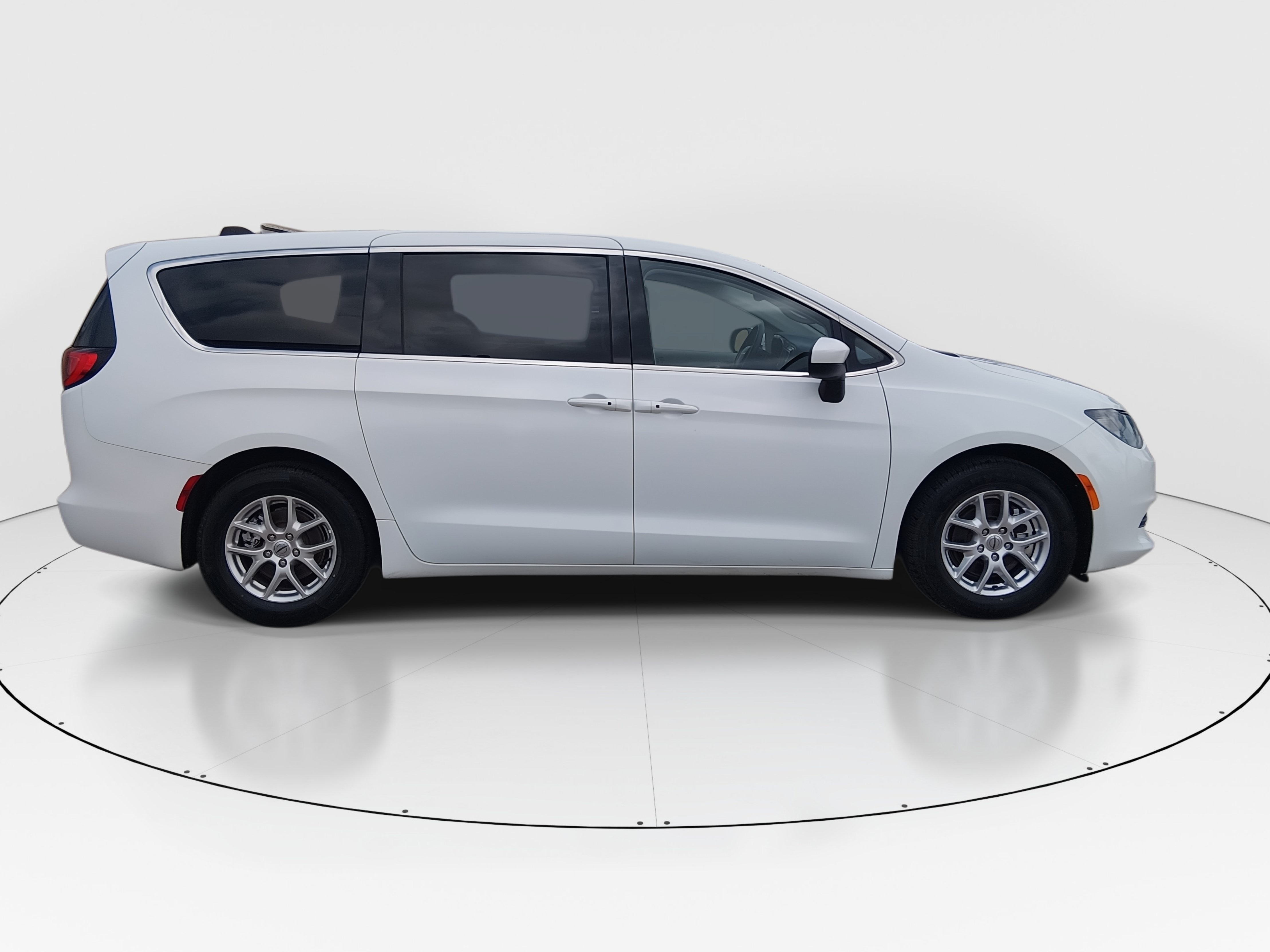 2023 Chrysler Voyager LX - Photo 8