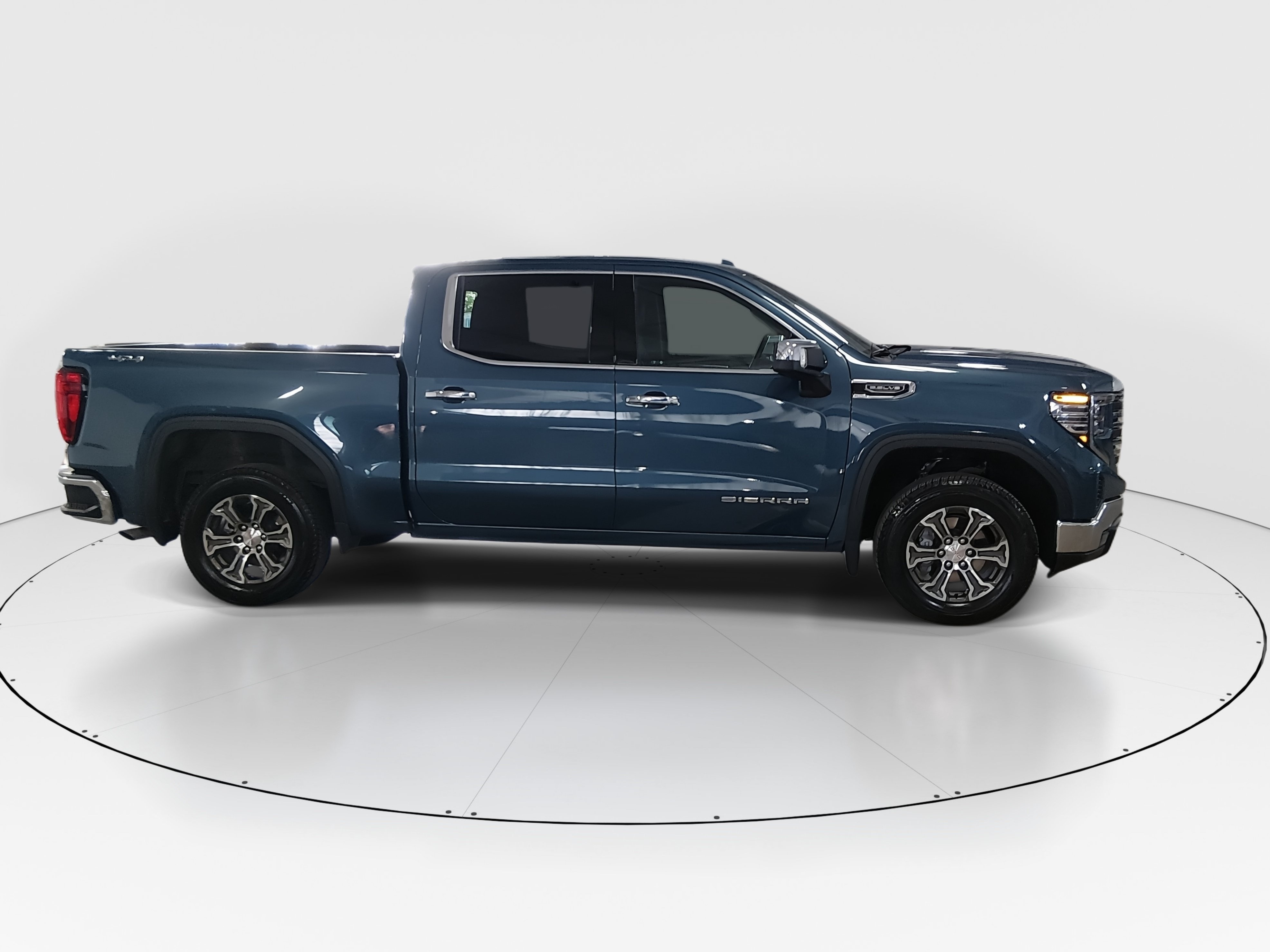 2024 GMC Sierra 1500 SLT - Photo 8