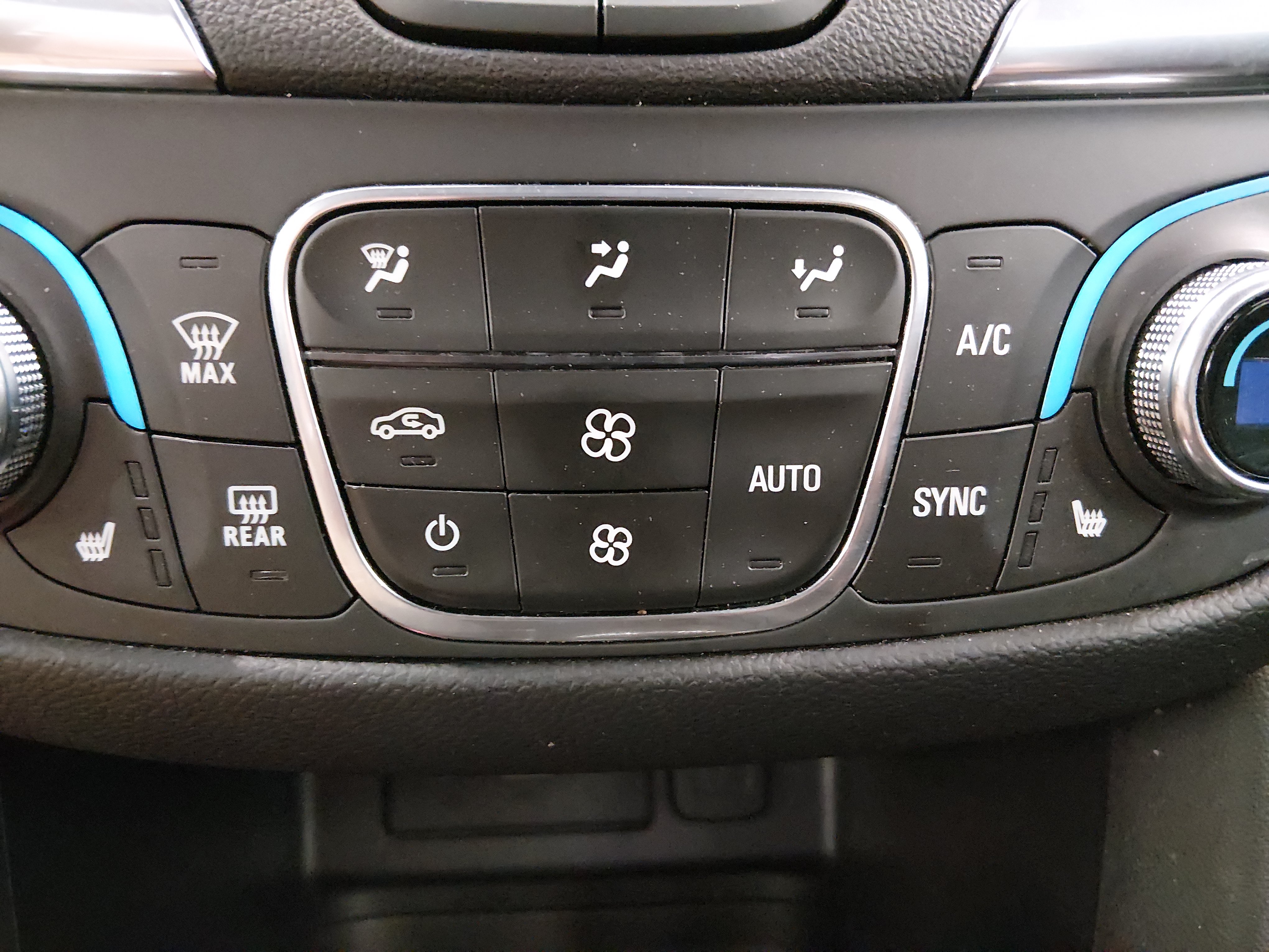 2024 Chevrolet Equinox LT - Photo 17