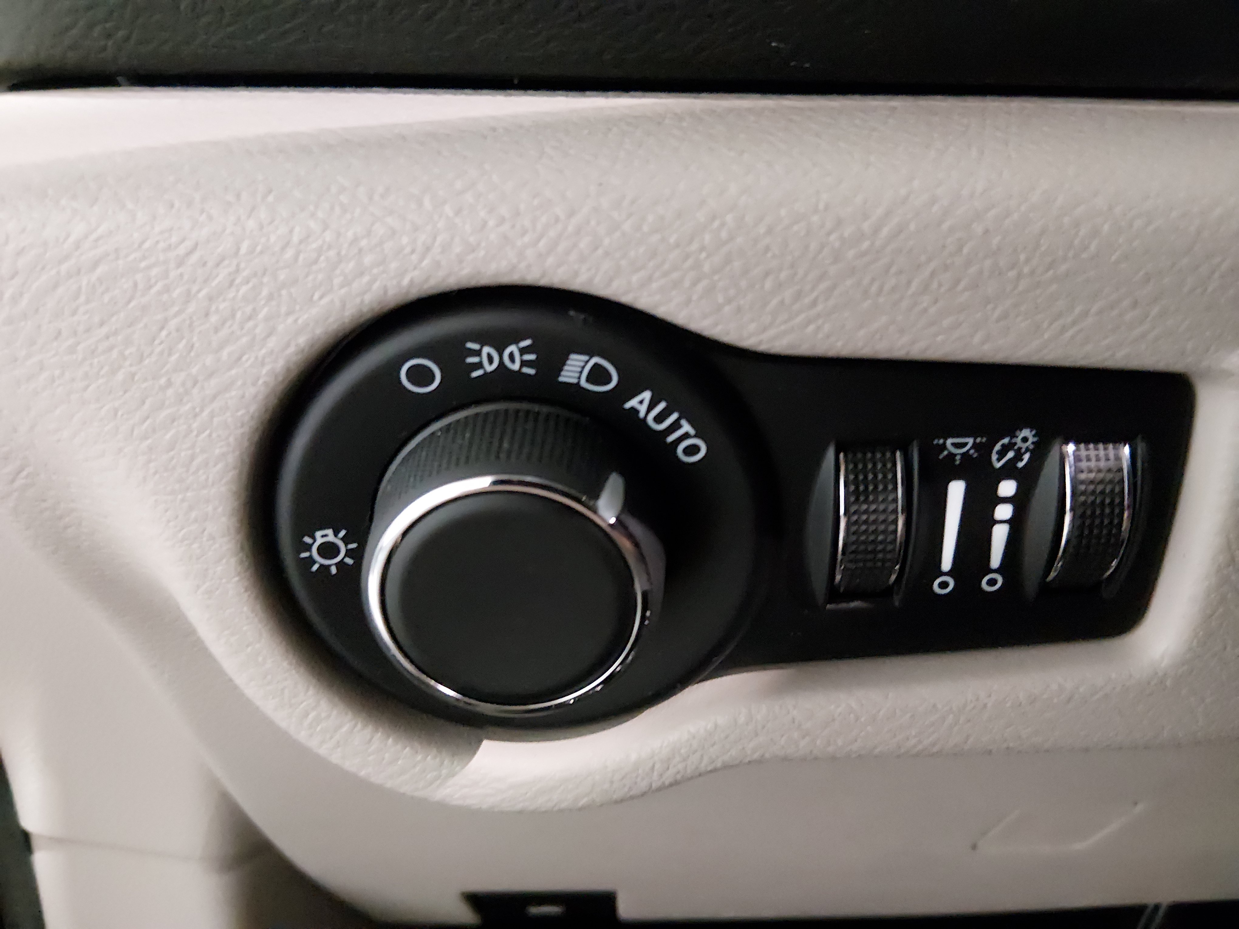 2023 Chrysler Voyager LX - Photo 13
