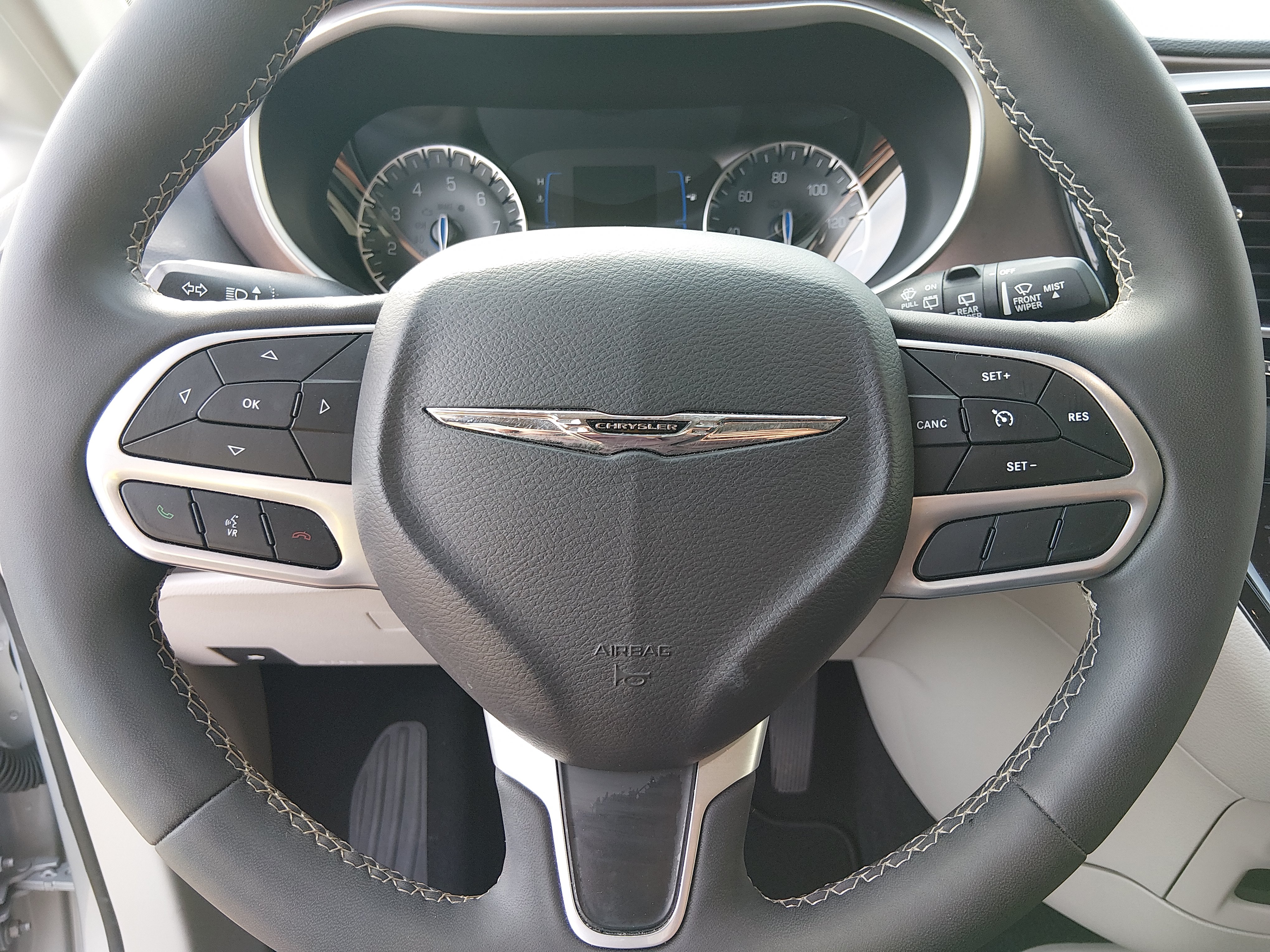 2023 Chrysler Voyager LX - Photo 12