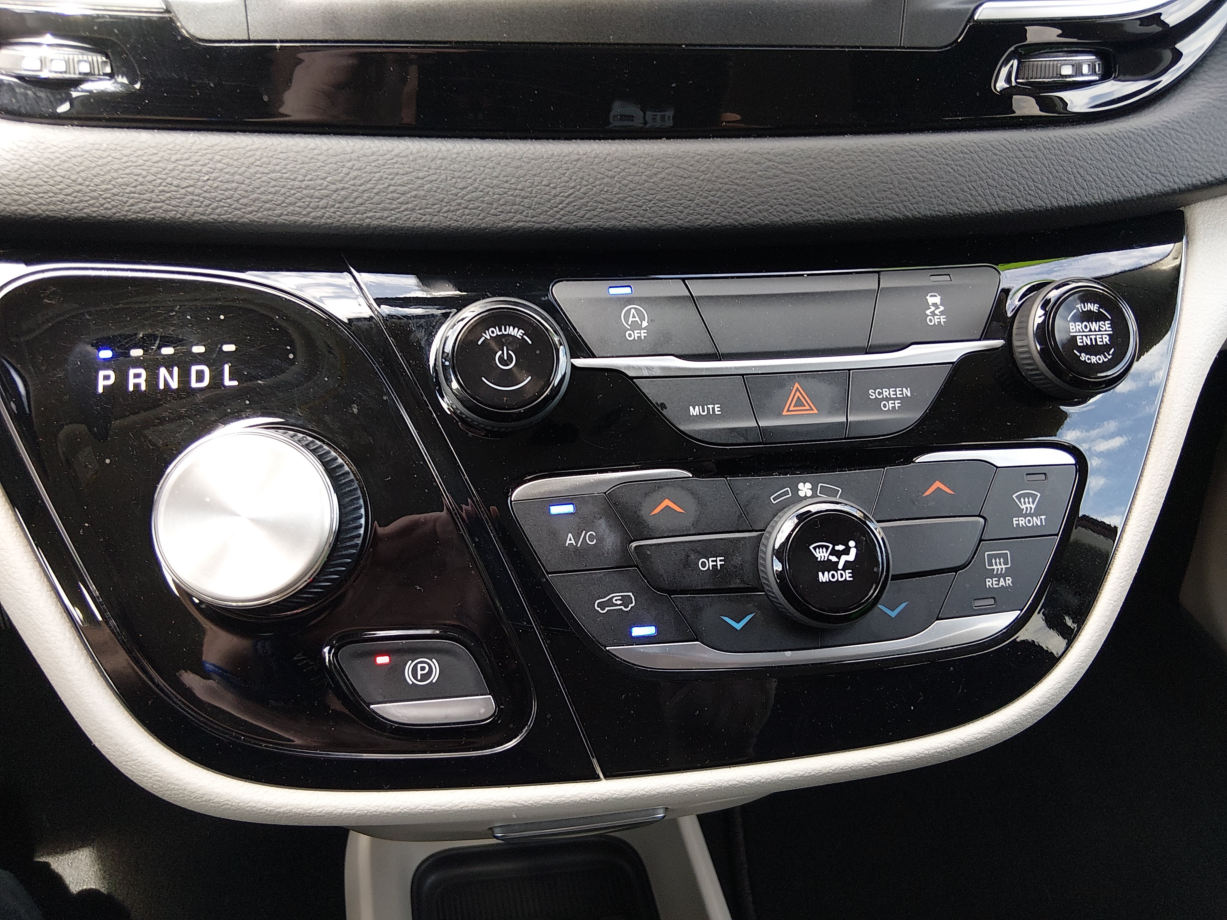 2023 Chrysler Voyager LX - Photo 13