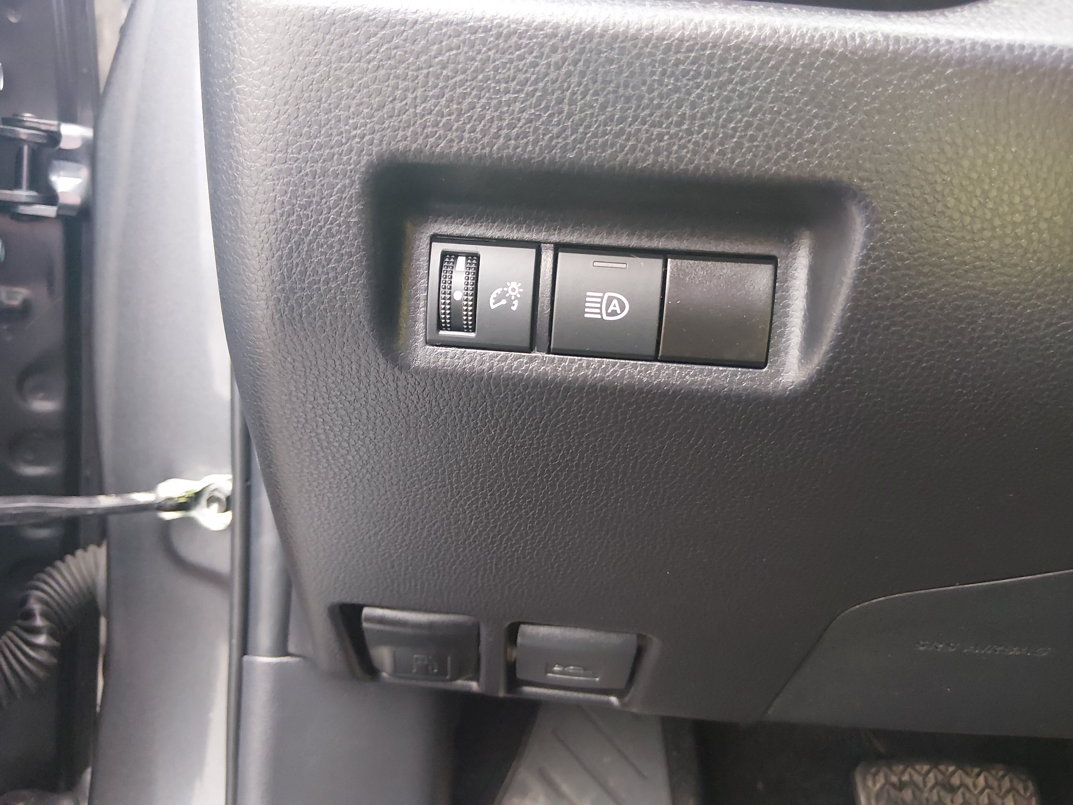 2025 Toyota RAV4 XLE - Photo 13