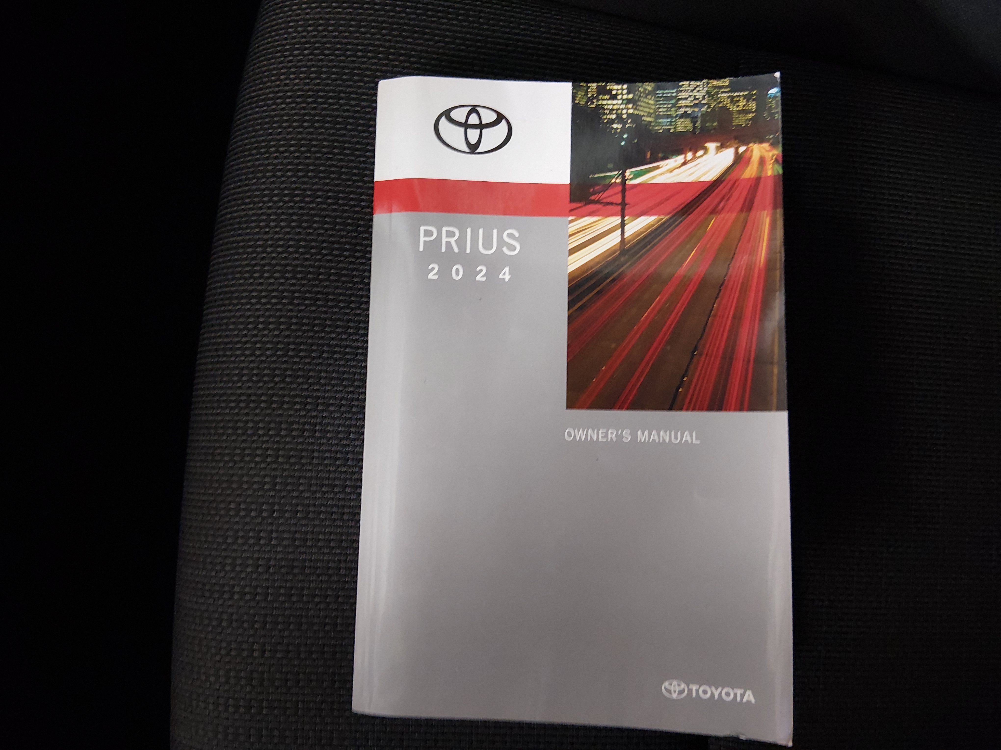 2024 Toyota Prius LE - Photo 18