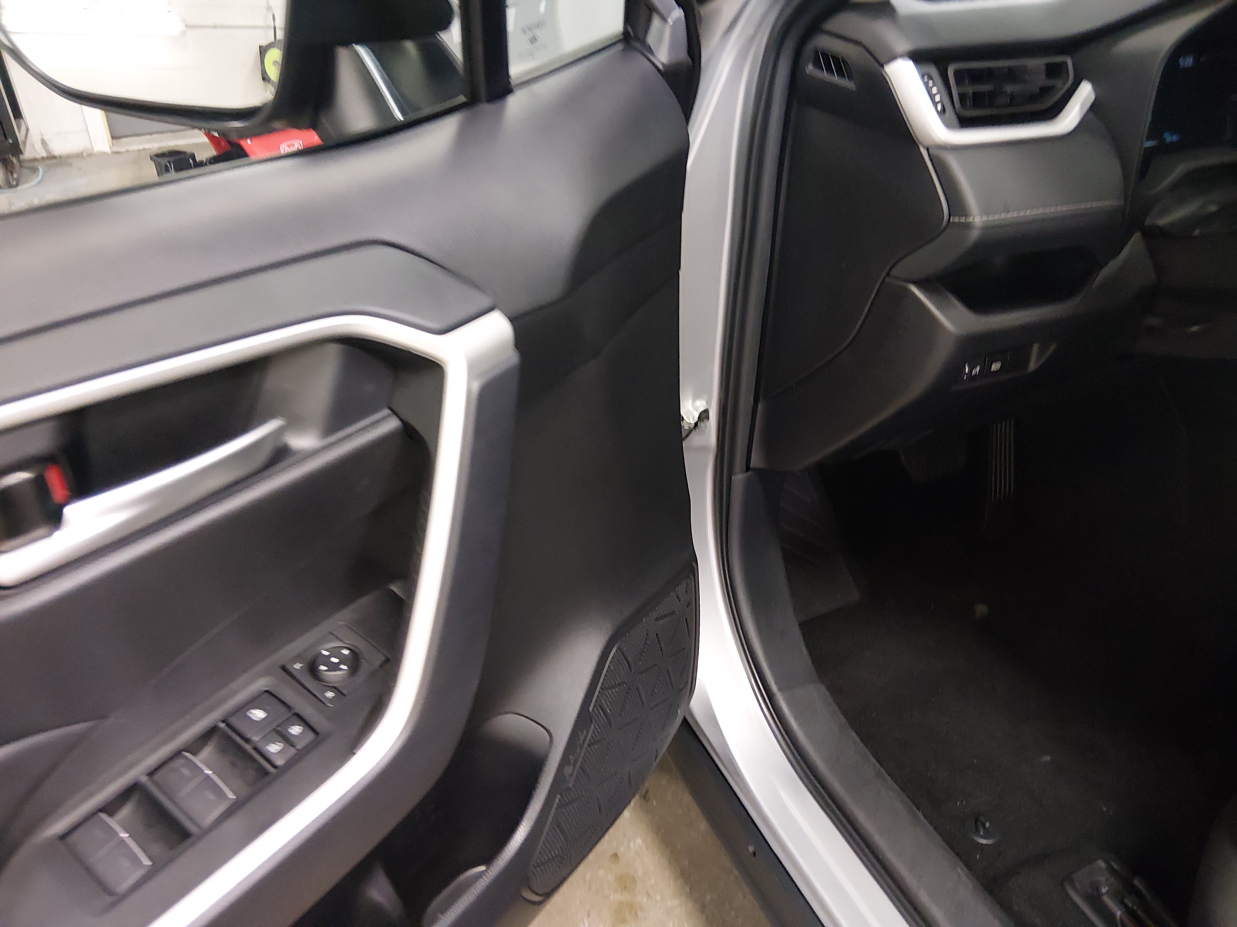 2025 Toyota RAV4 XLE - Photo 13