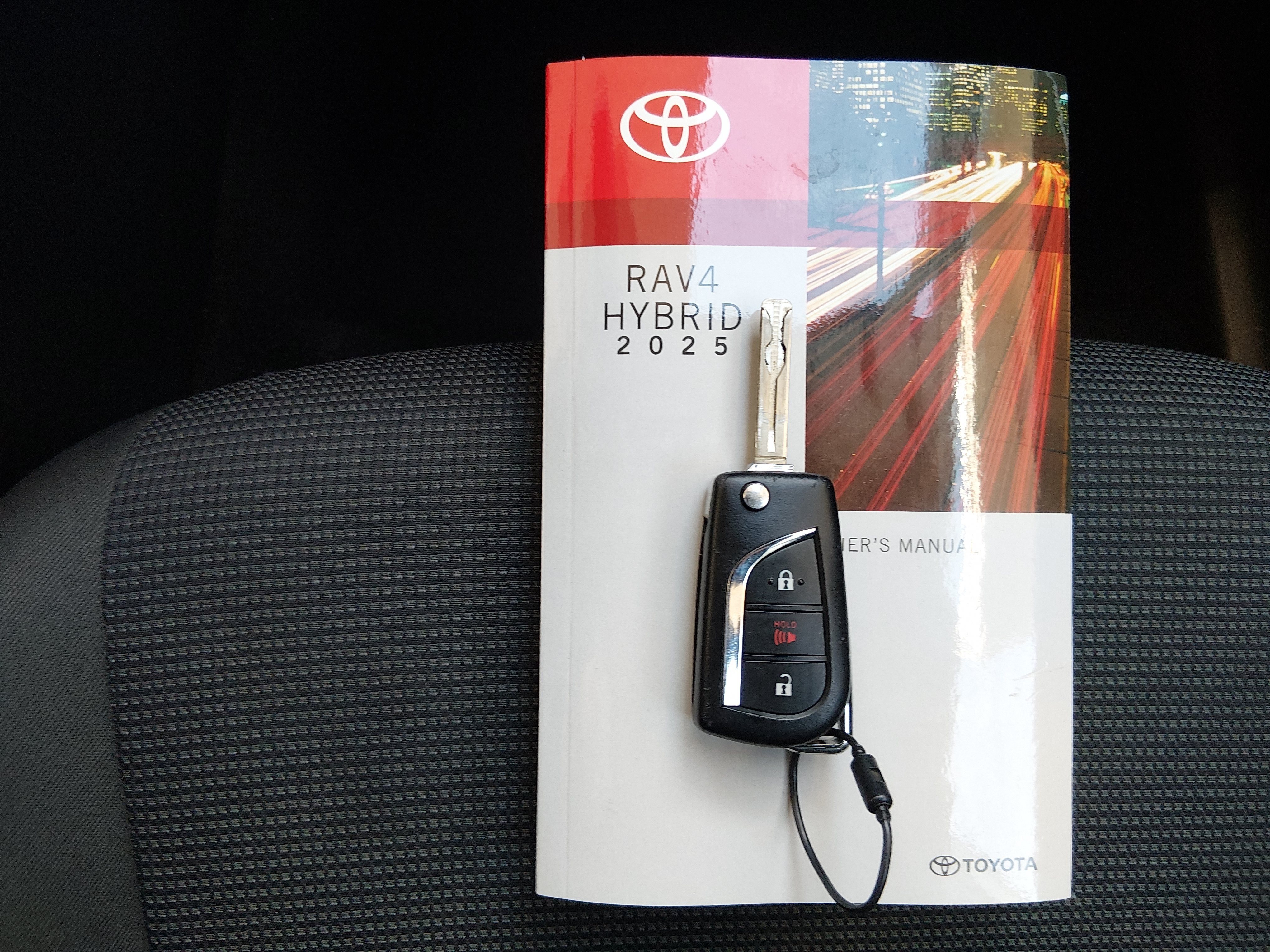 2025 Toyota RAV4 LE - Photo 15