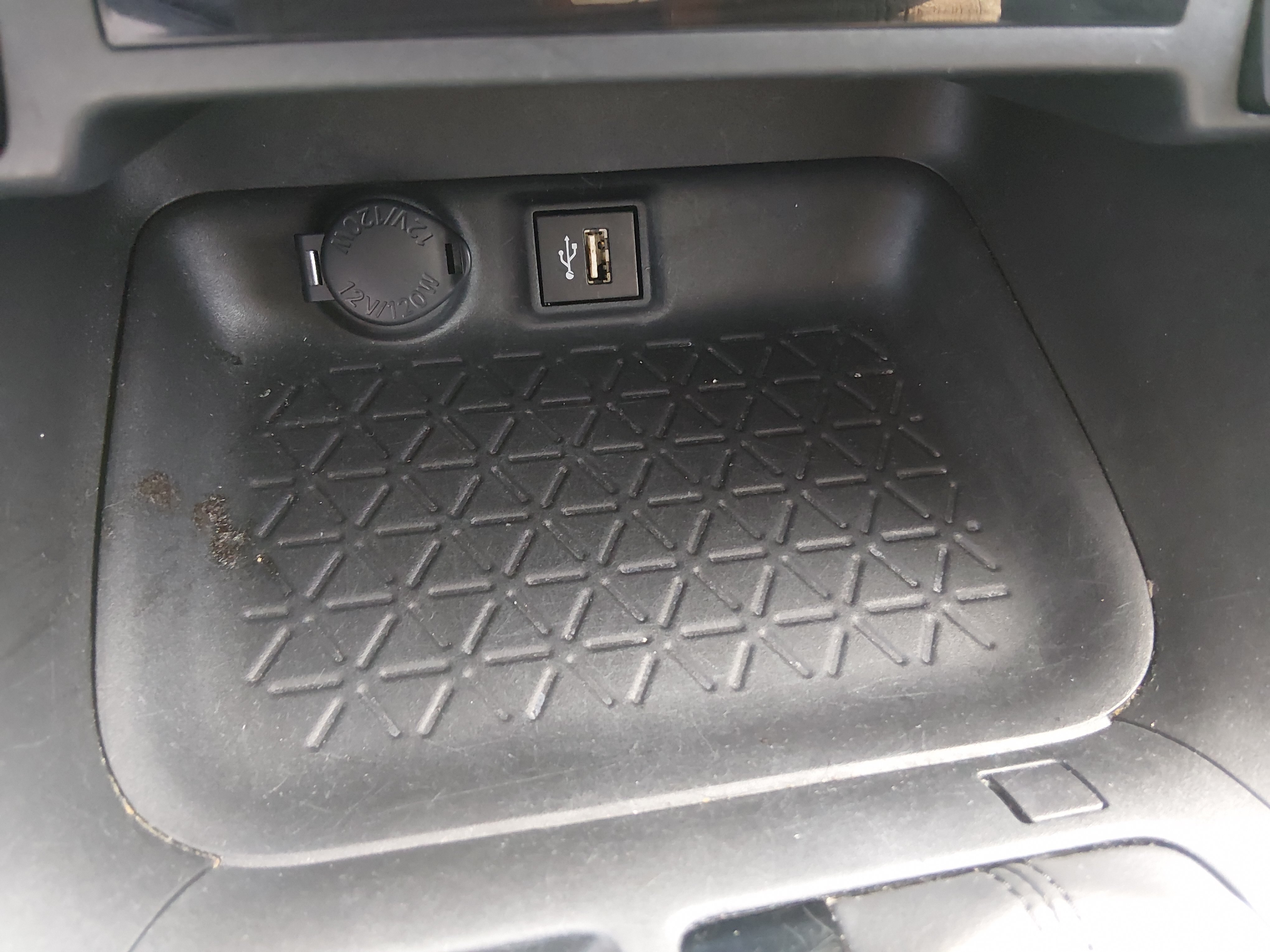 2024 Toyota RAV4 XLE - Photo 18