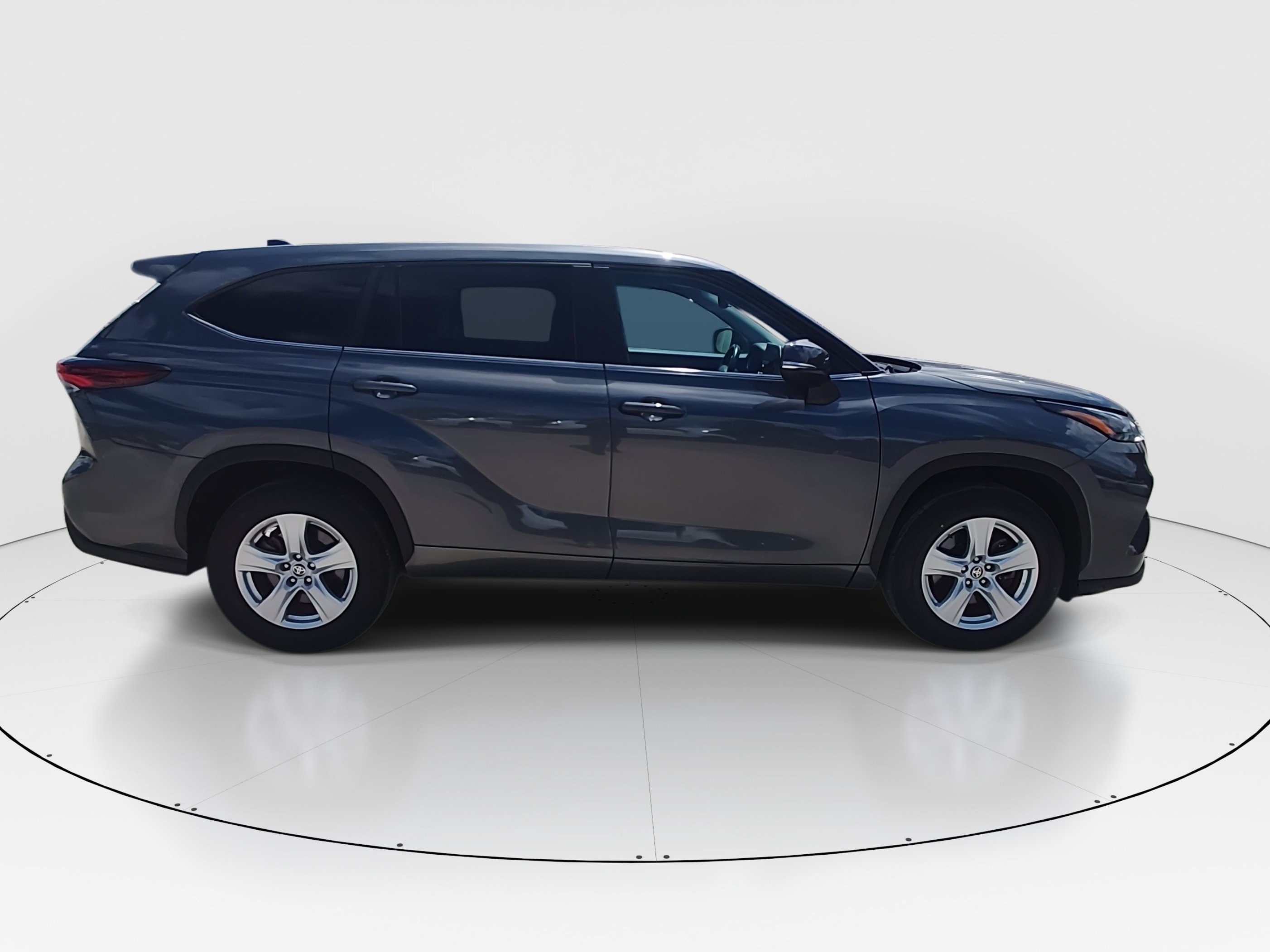 2025 Toyota Highlander LE - Photo 8