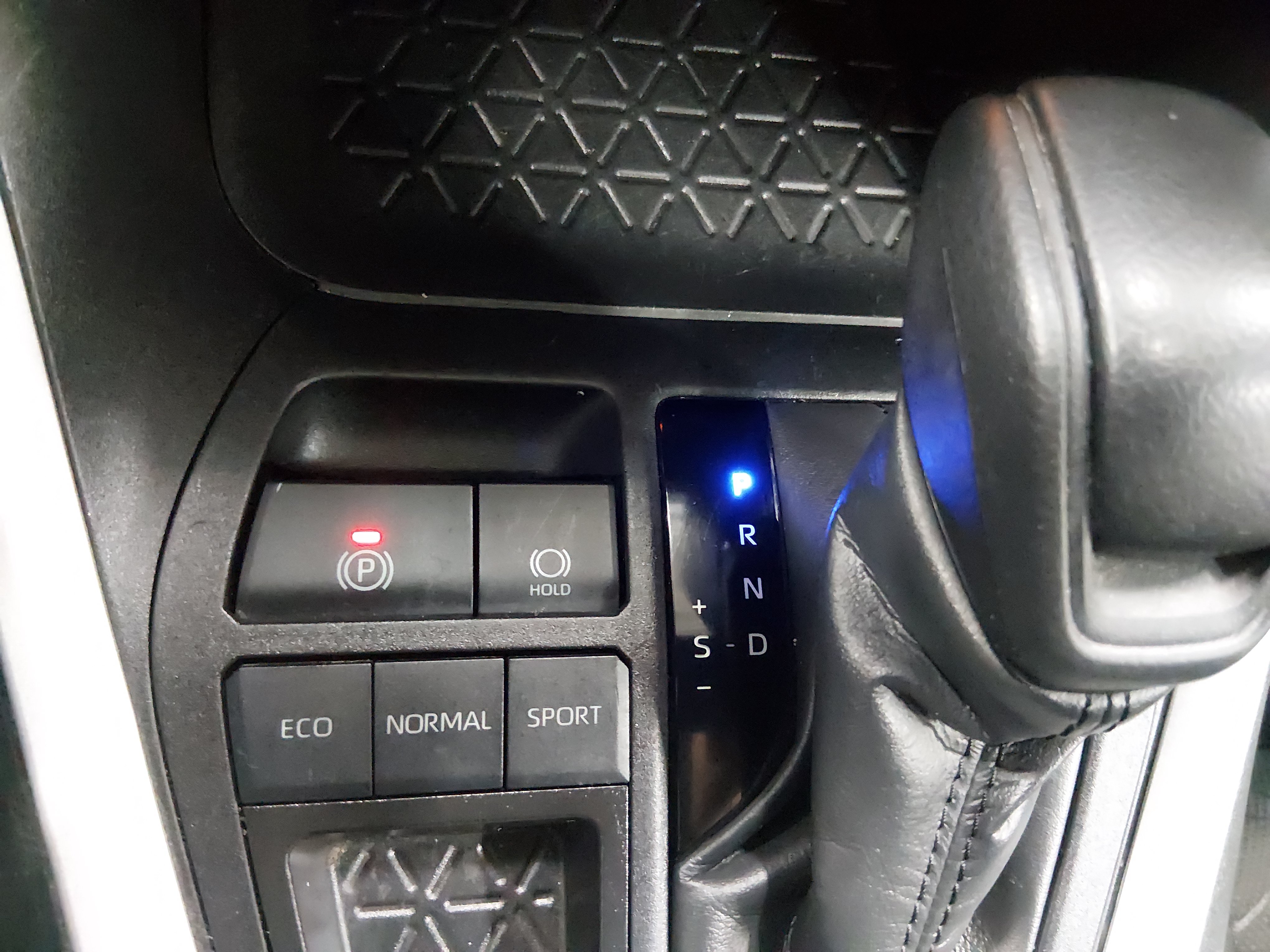2024 Toyota RAV4 XLE - Photo 19