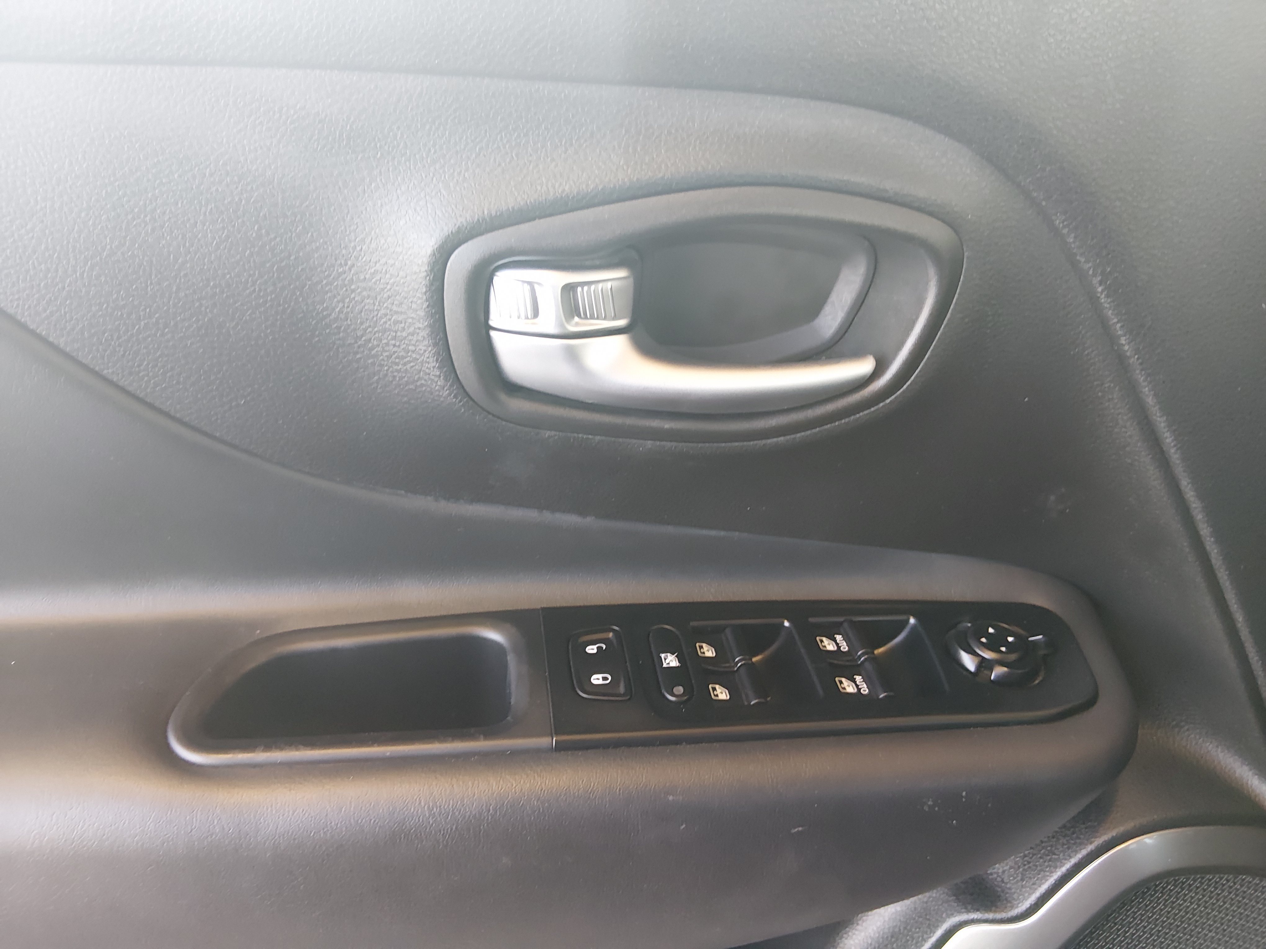 2022 Jeep Renegade Latitude - Photo 19