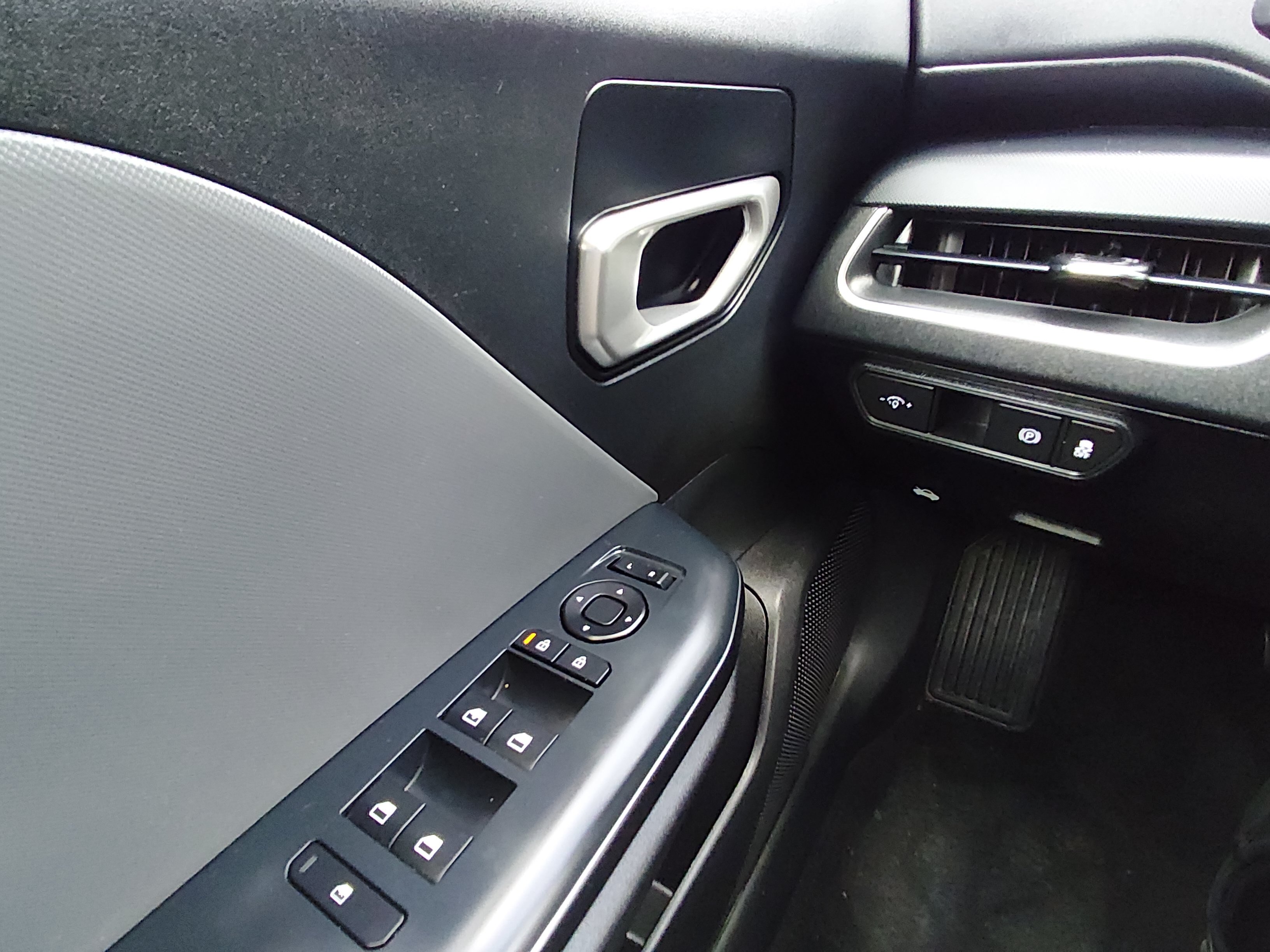2025 Kia K4 LXS - Photo 13