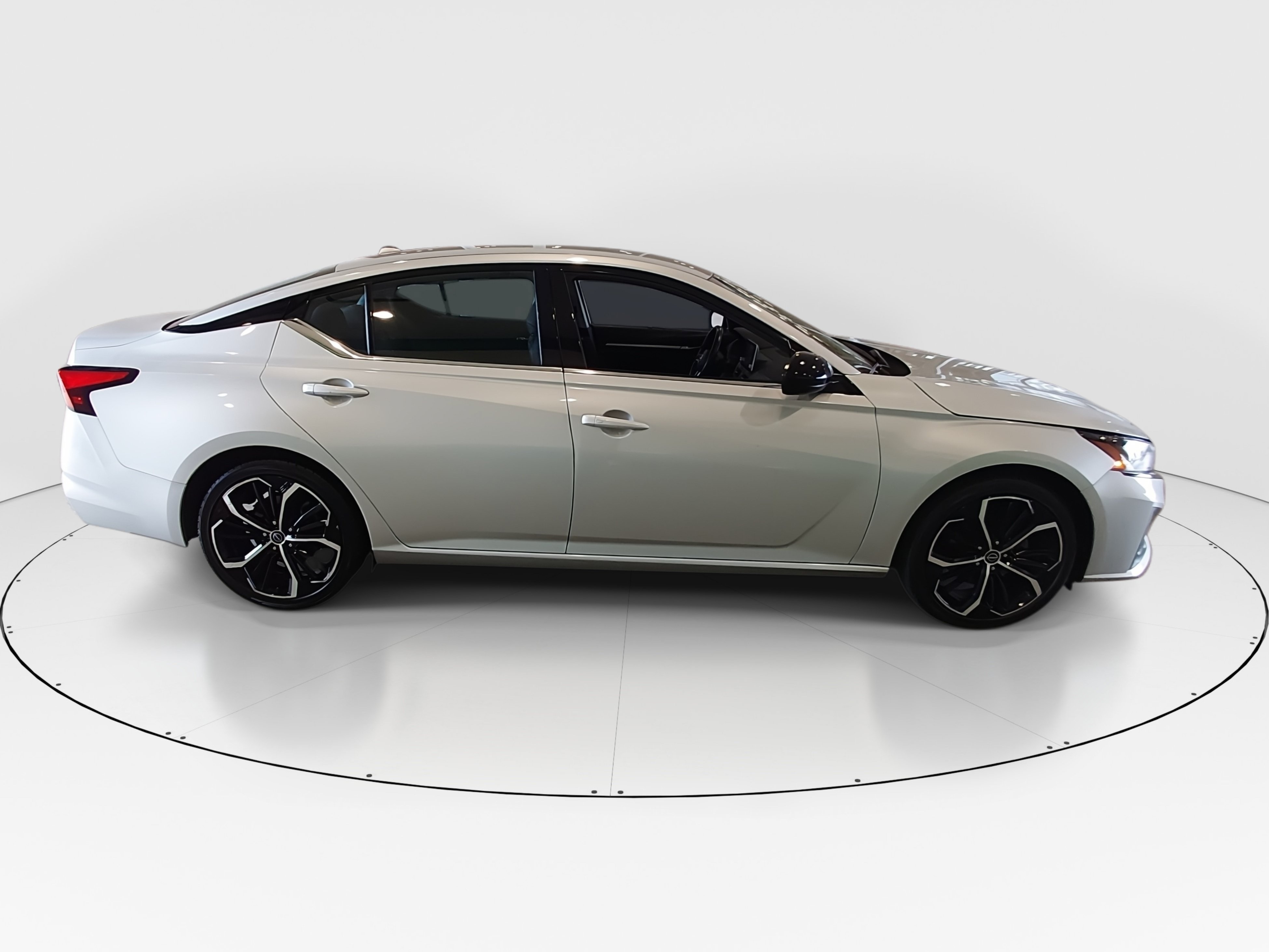 2024 Nissan Altima SR - Photo 8