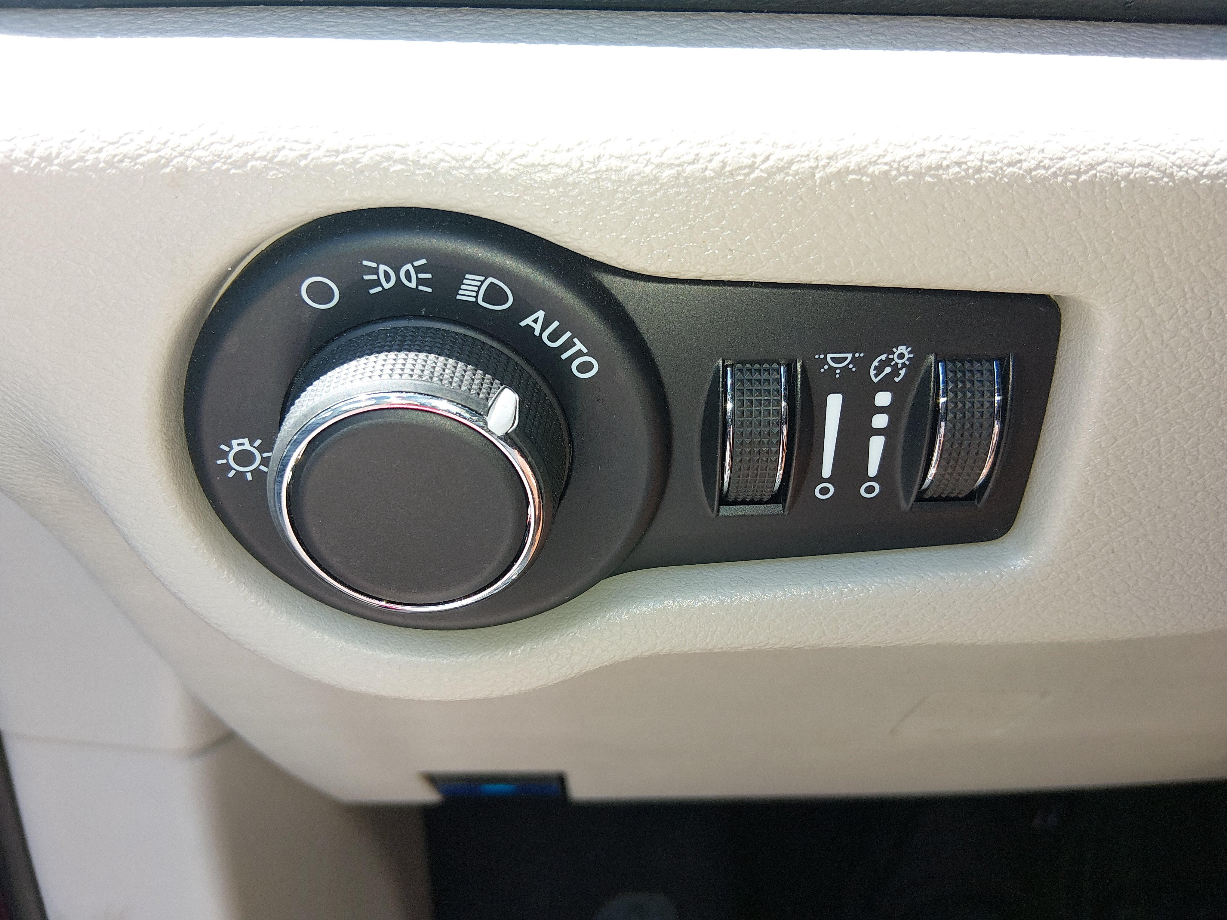 2023 Chrysler Voyager LX - Photo 13